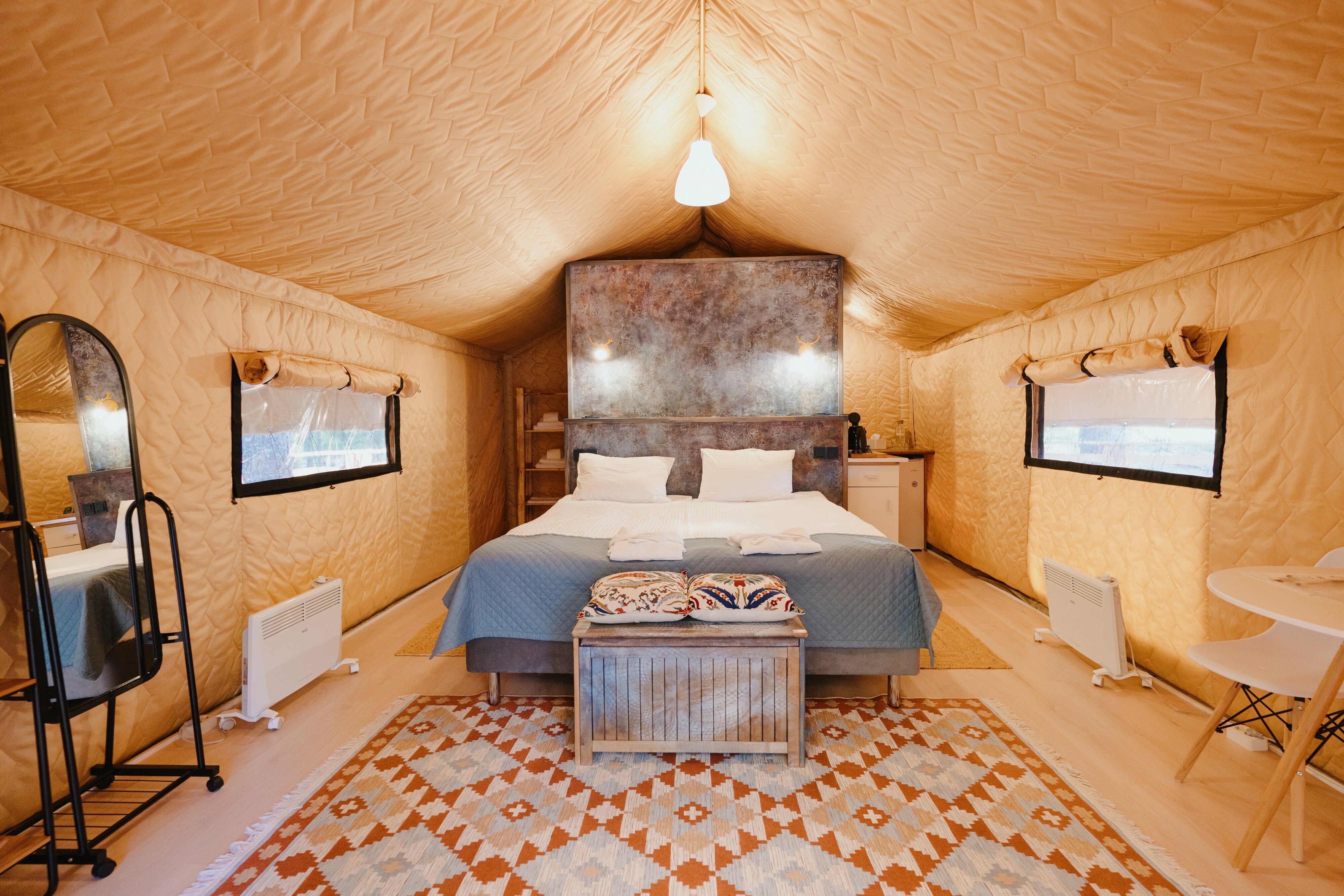 Лодж на холме с видом на лес