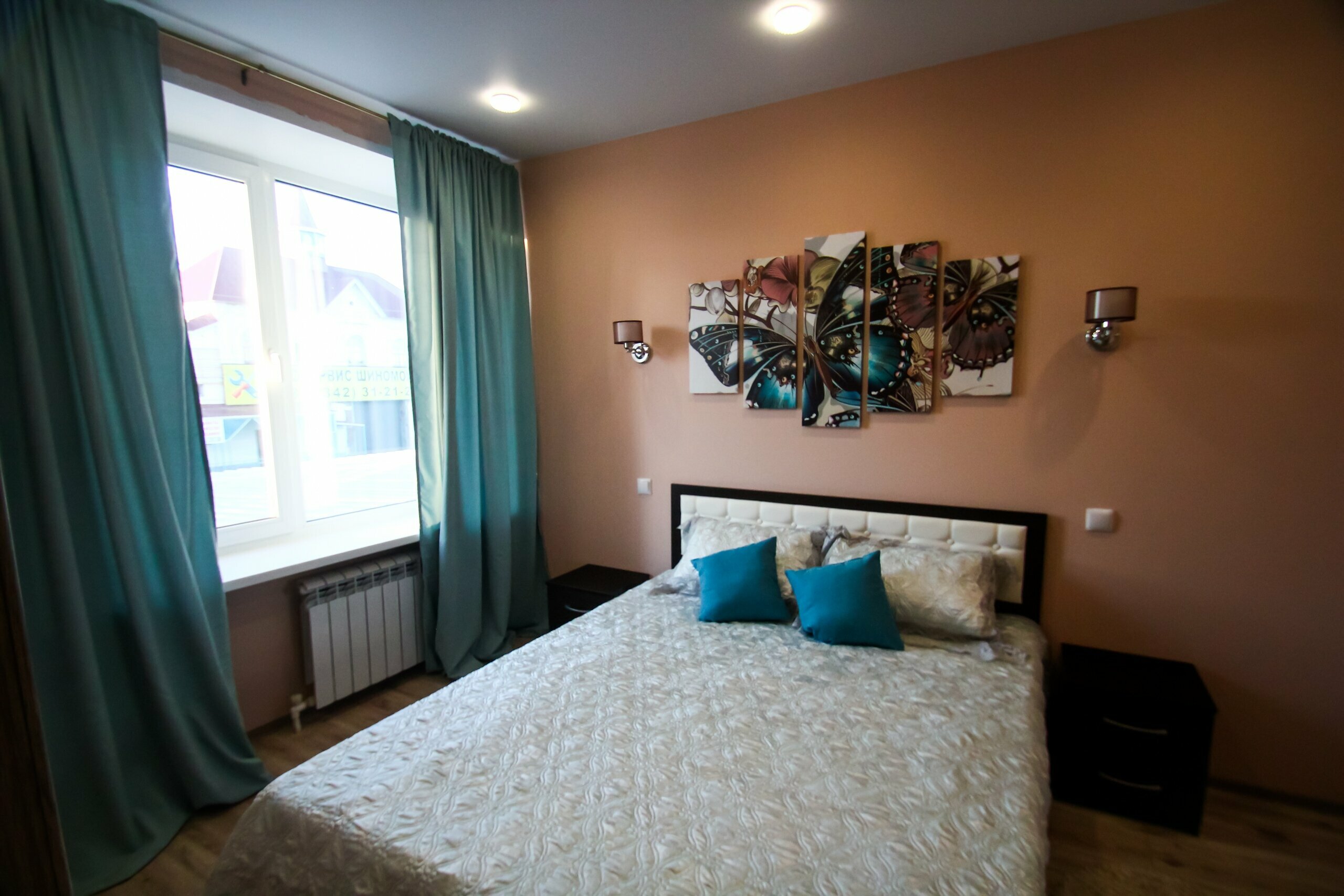 Двухместный номер с двуспальной кроватью и дополнительной кроватью