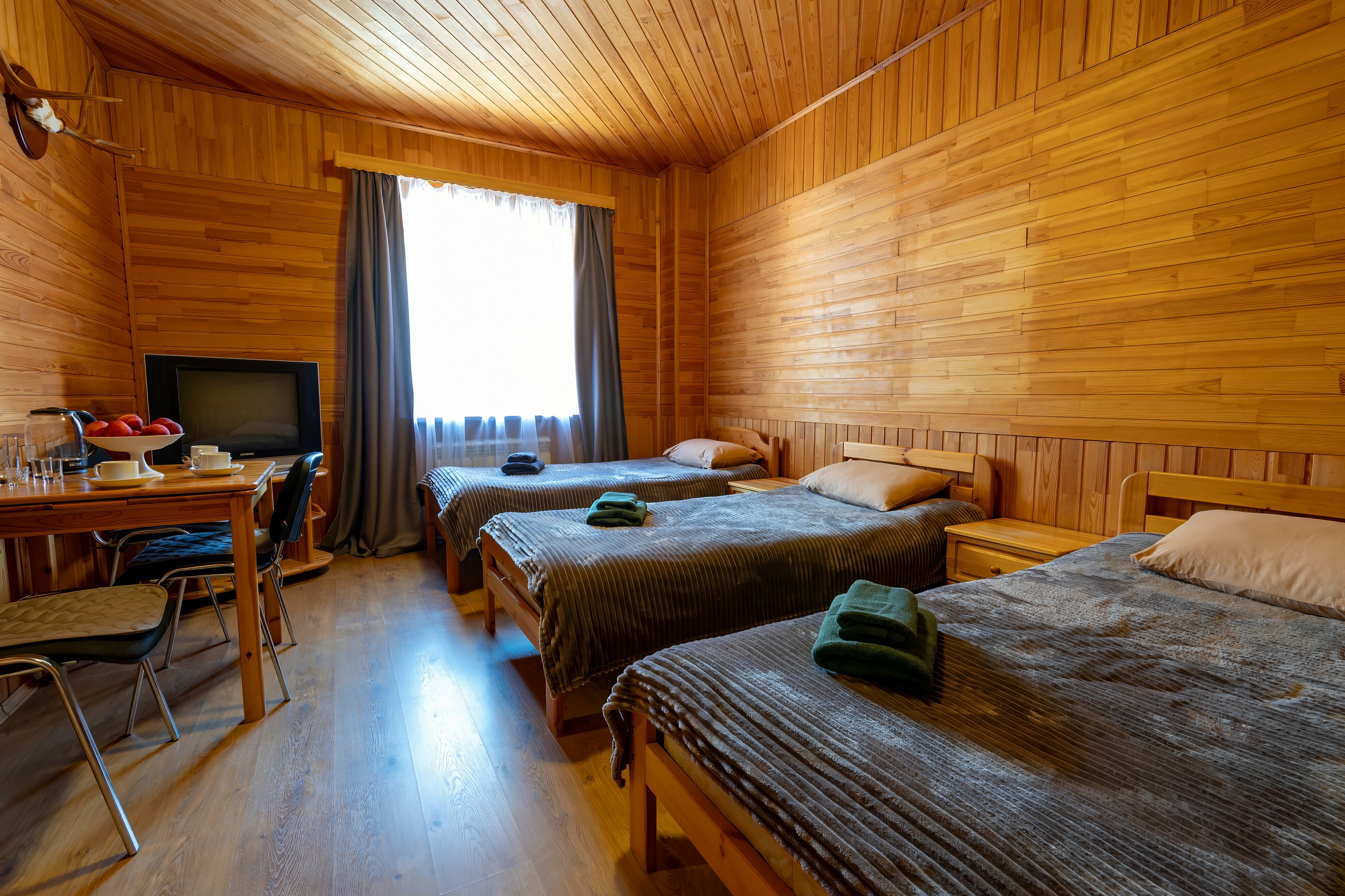 Трехместный номер эконом-класса с общей ванной комнатой