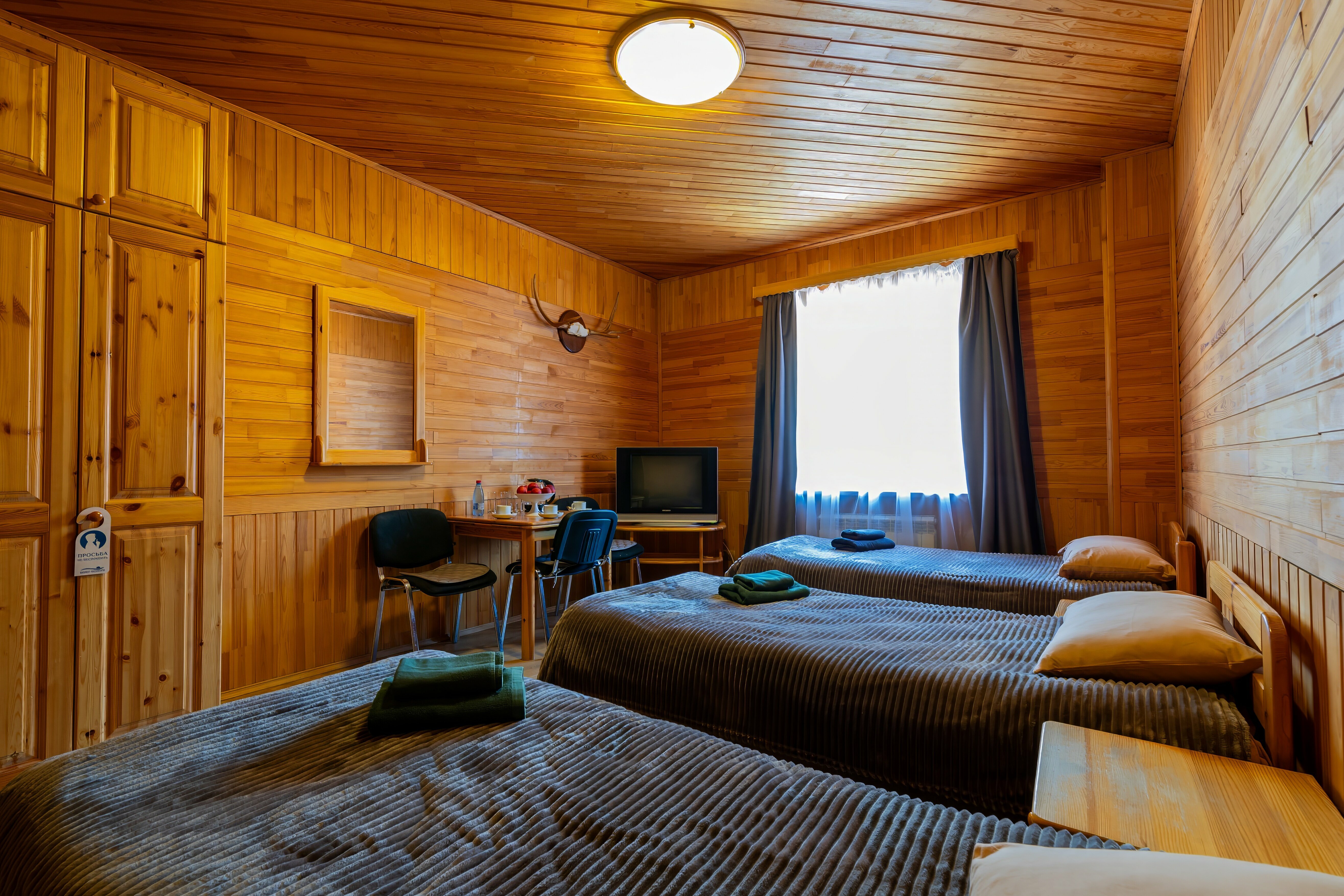 Трехместный номер эконом-класса с общей ванной комнатой