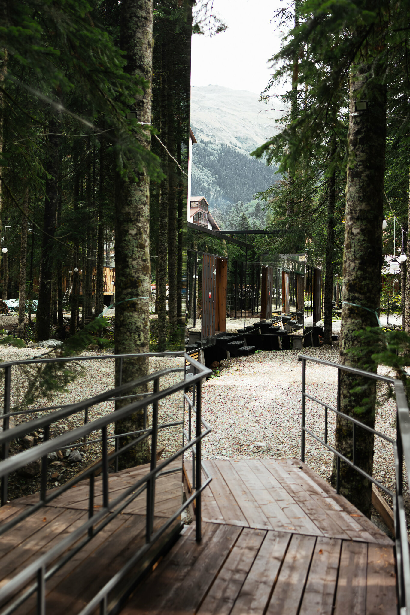 Зеркальный таунхаус люкс  у горной речки