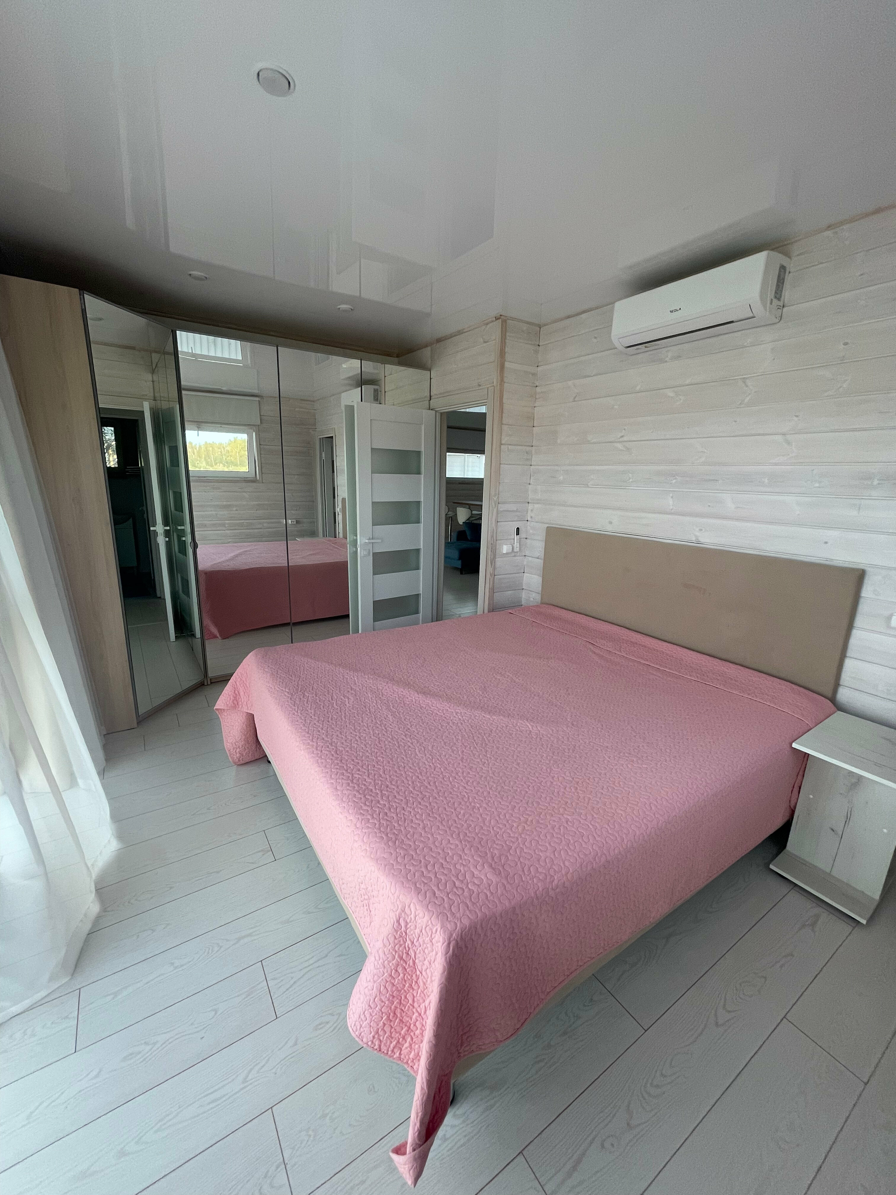 Коттедж на берегу реки.