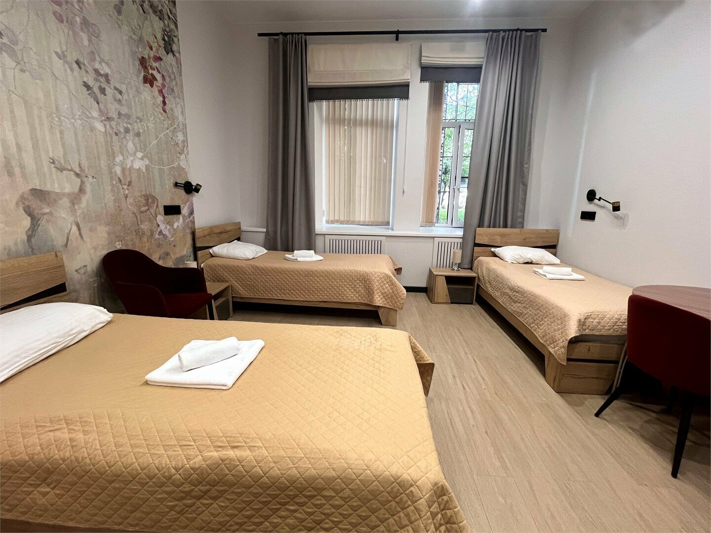 Улучшенный трехместный номер с тремя односпальными кроватями