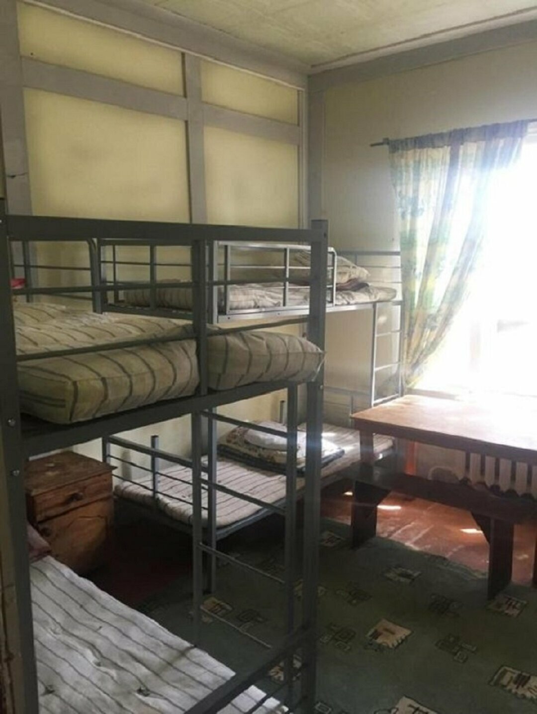 Трехместный номер с общей ванной комнатой и туалетом