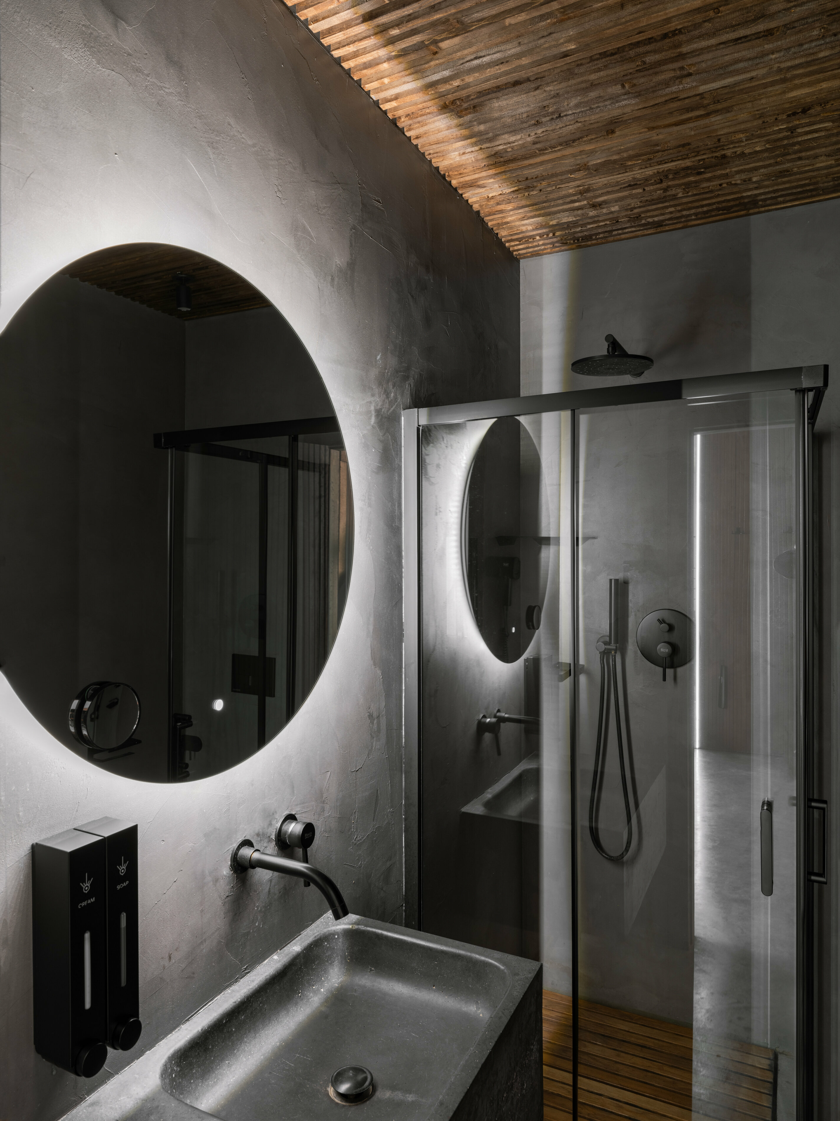 Superior with balcony (вид во двор)