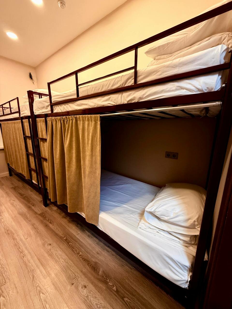 Спальное место на двухъярусной кровати в общем номере для мужчин