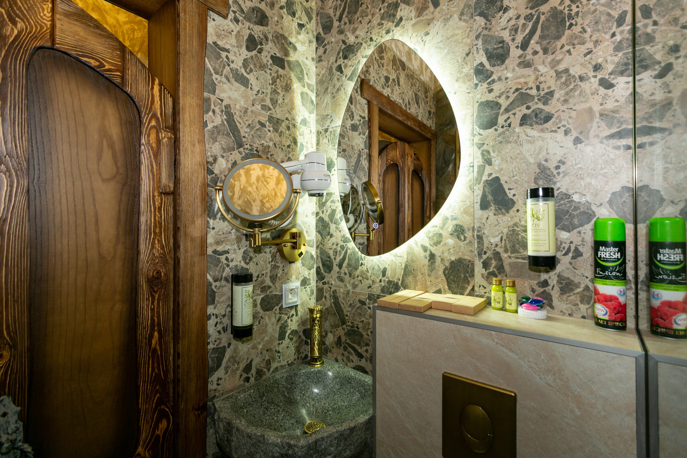 Двухуровневый номер в стиле греческой Спарты без окна