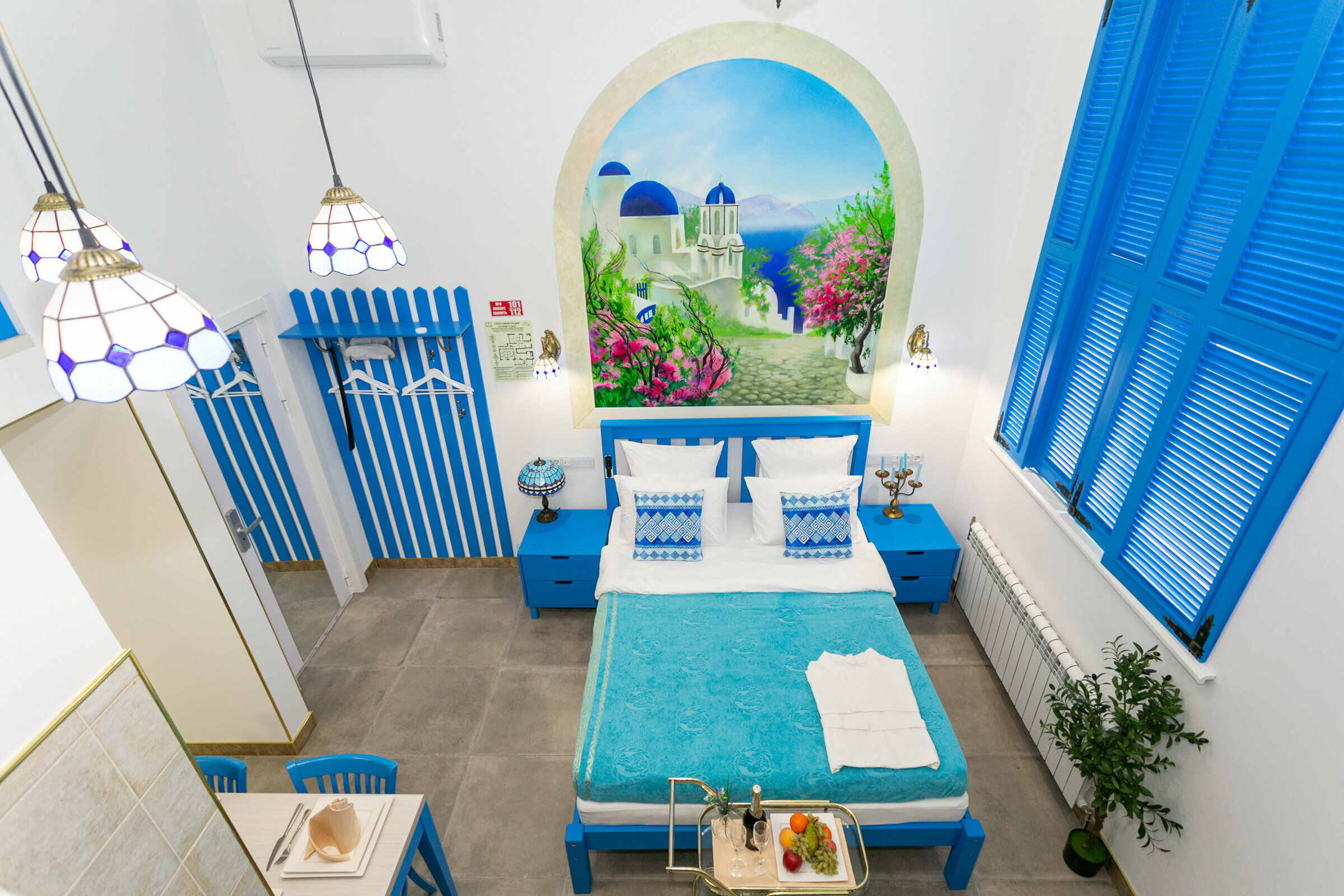 Номер в традиционном греческом стиле