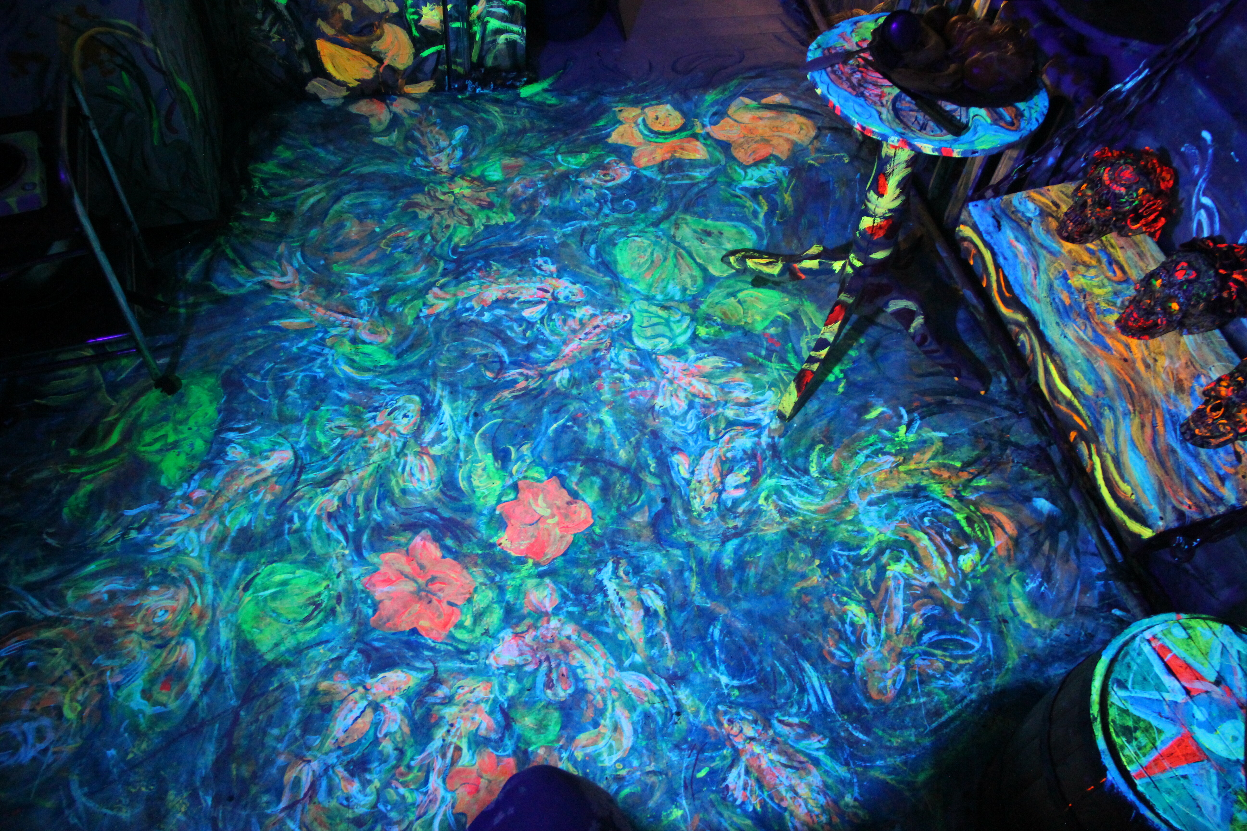 комната в арт подвальчике -голограммы эрмитажа -есть окна