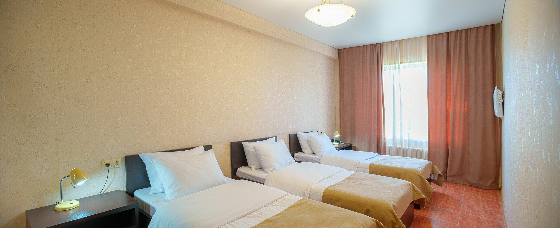 Двухкомнатный супериор с тремя односпальными кроватями и мини-кухней