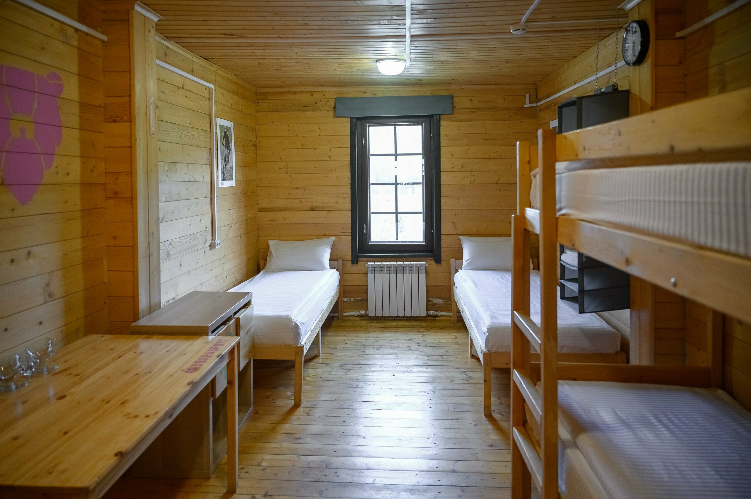 Четырехместный номер эконом-класса с общей ванной комнатой