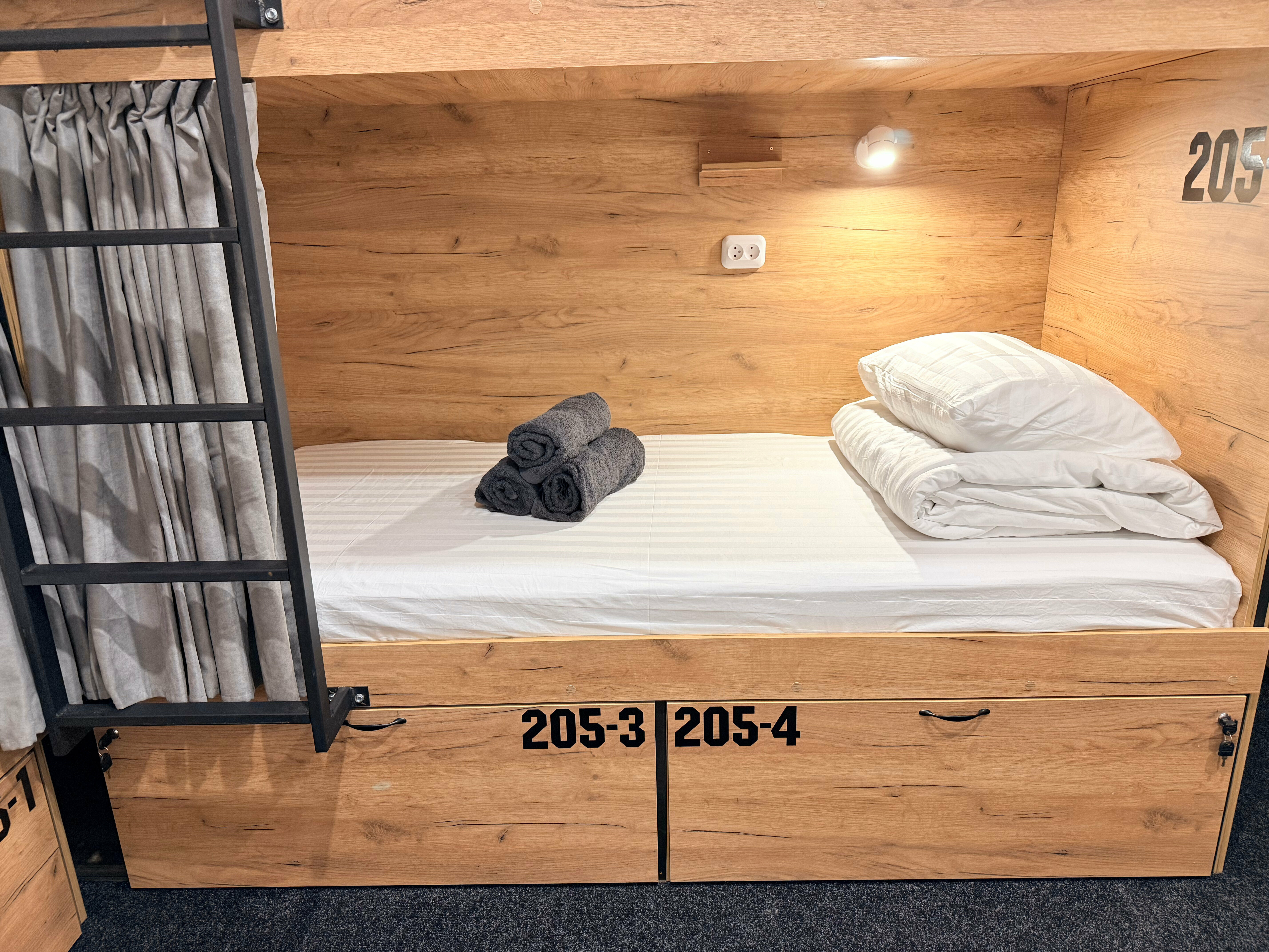 Кровать в общем 6-местном номере для мужчин и женщин