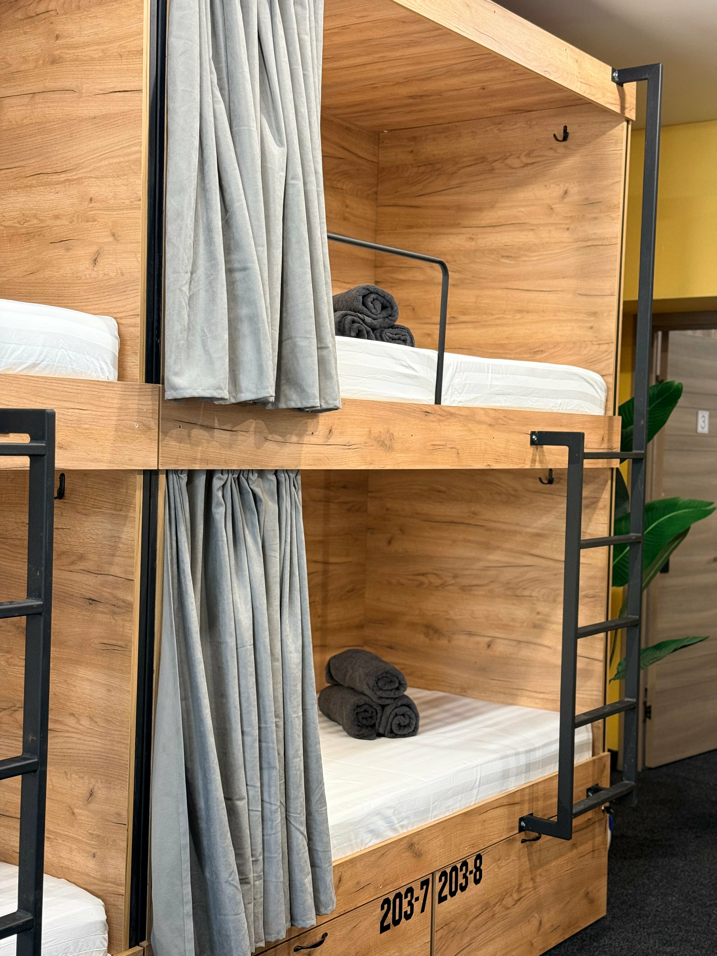 Кровать в общем номере для мужчин