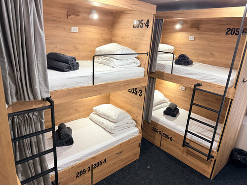 Кровать в общем 6-местном номере для мужчин и женщин