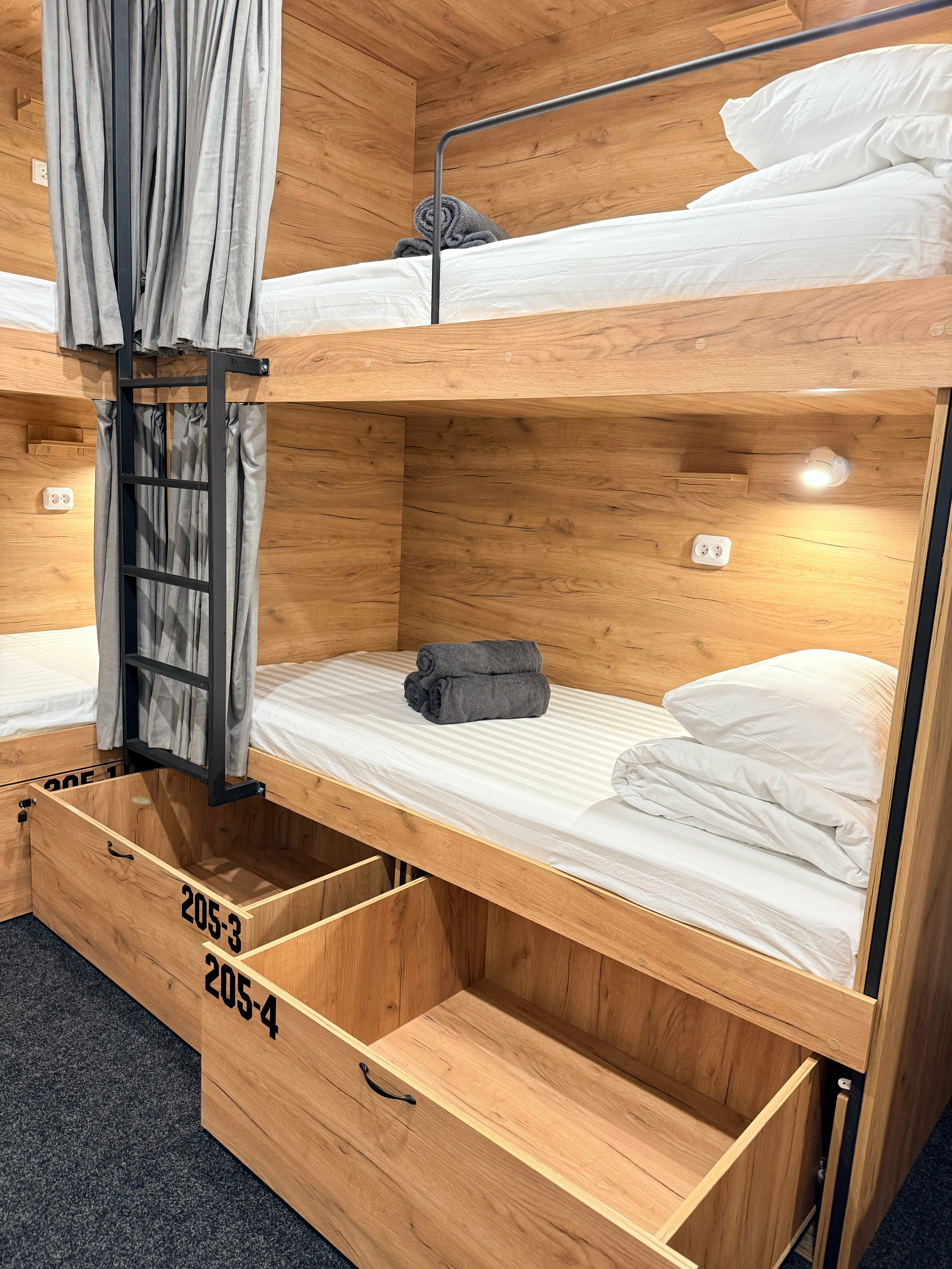 Кровать в общем 4-местном номере для мужчин и женщин