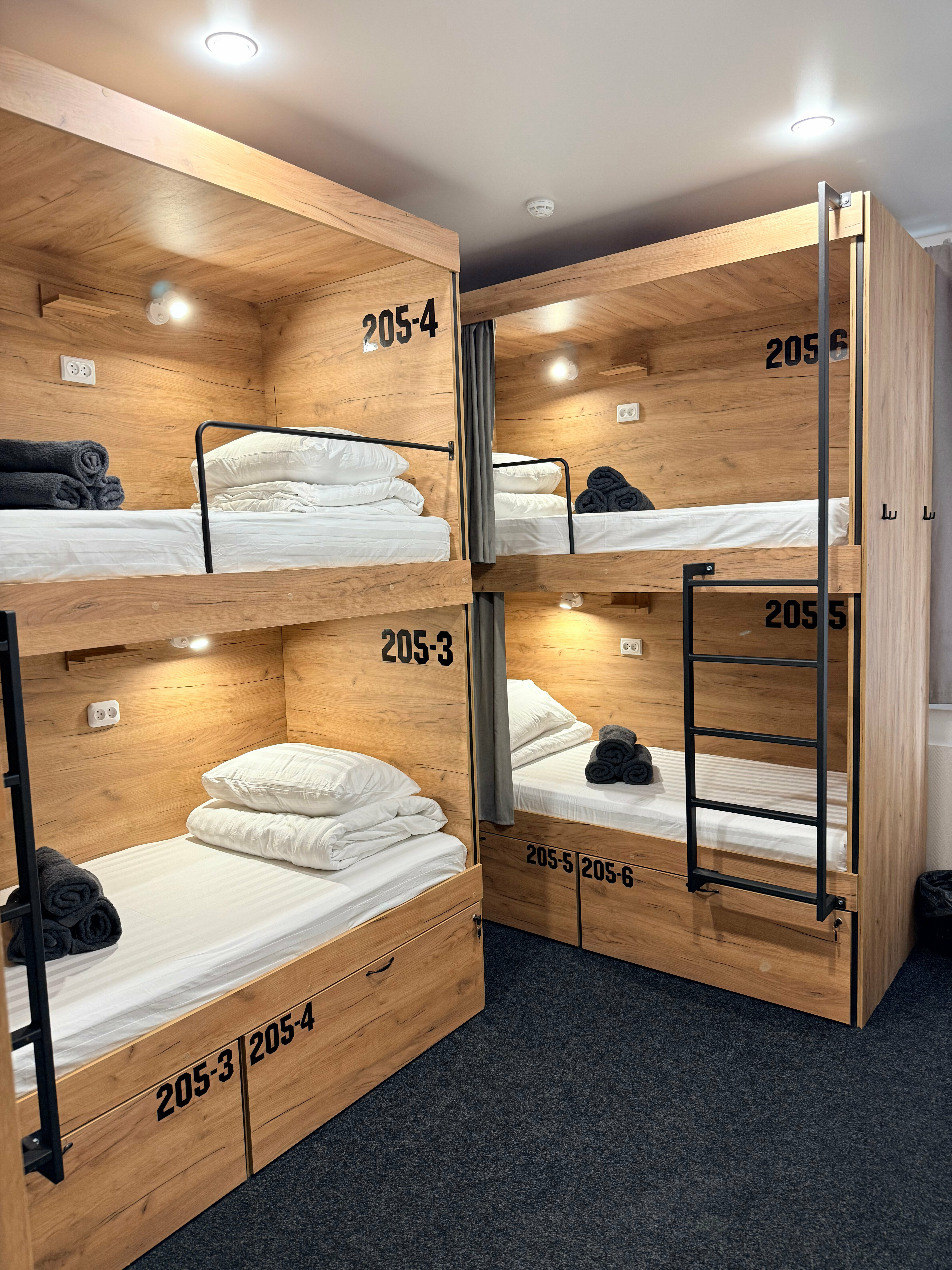 Кровать в общем 6-местном номере