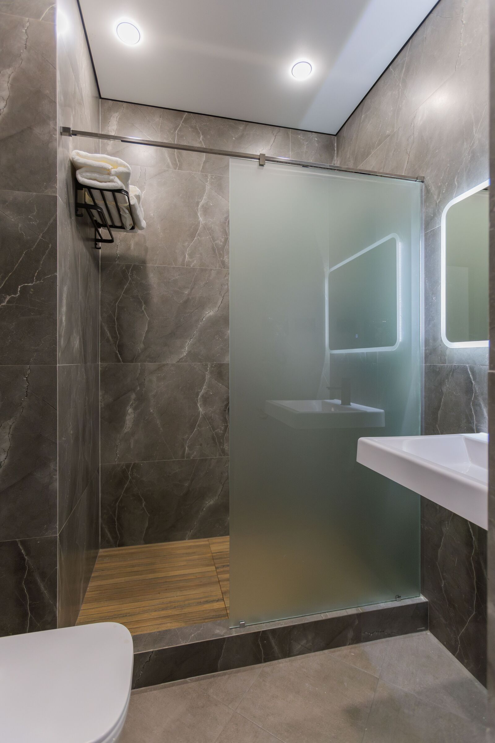 Трехместный номер с собственной ванной комнатой