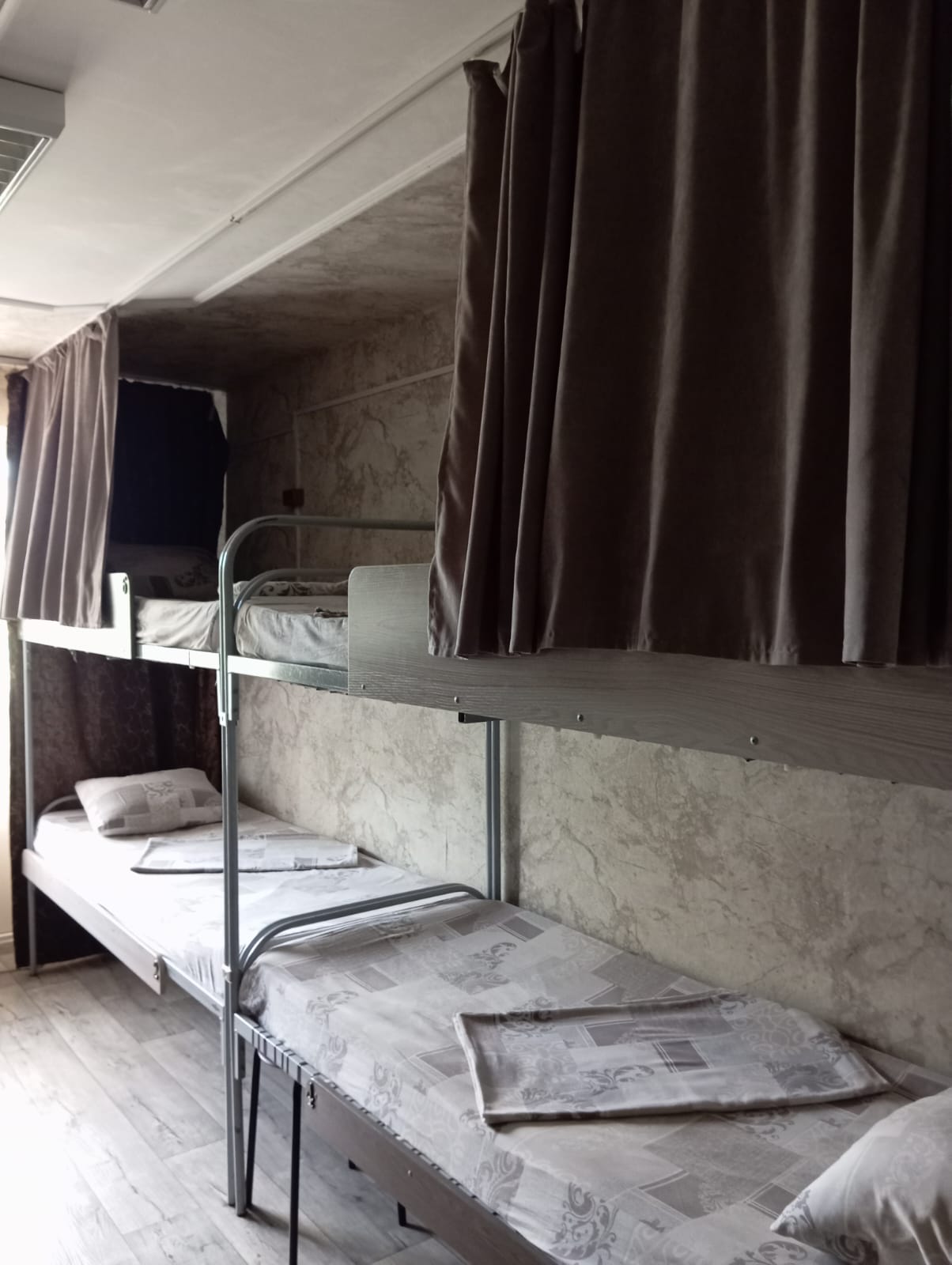 Кровать в общем номере для мужчин