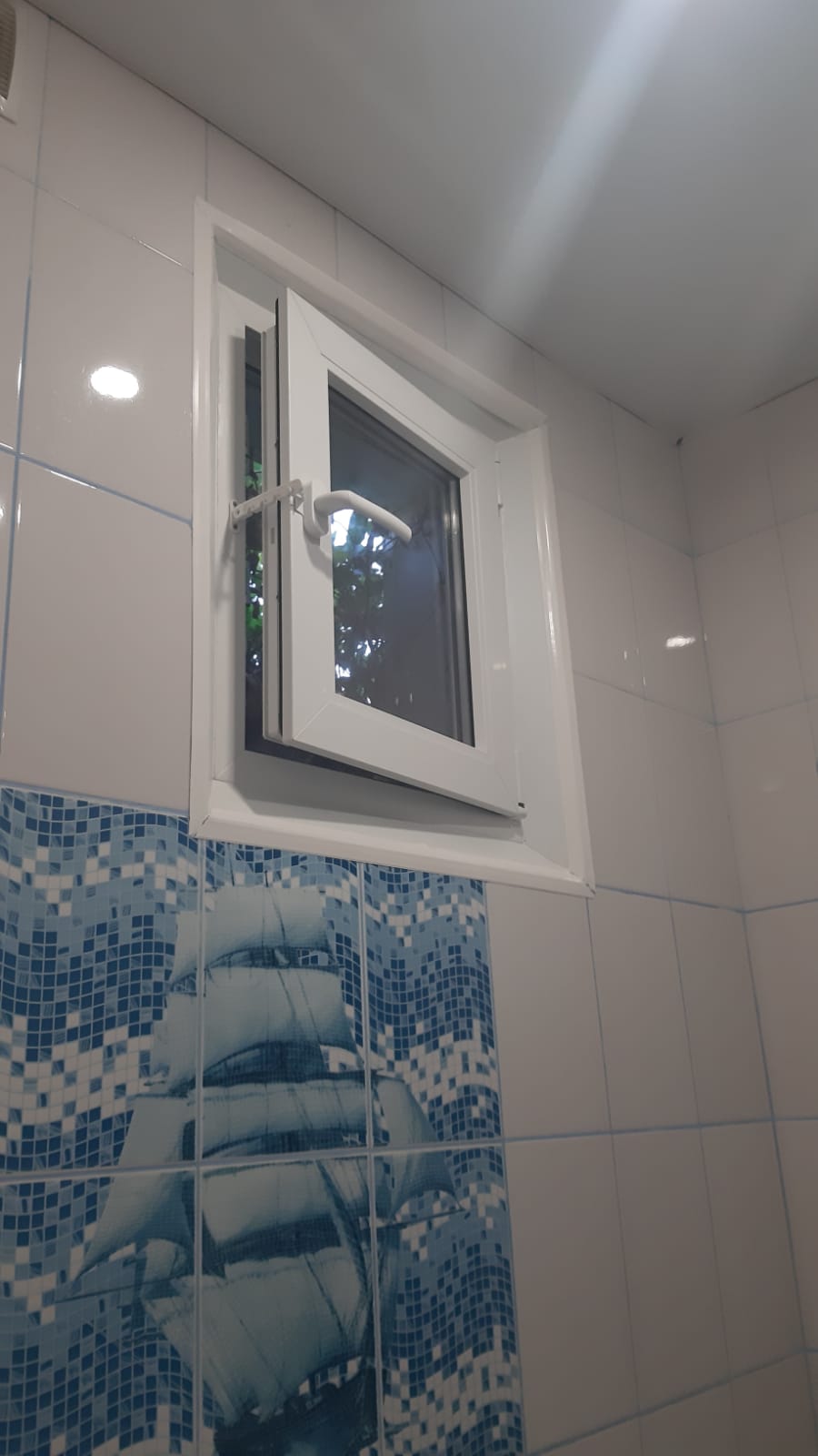 четырёхместный номер с мини кухней, с ванной, душем и санузлом 1.5