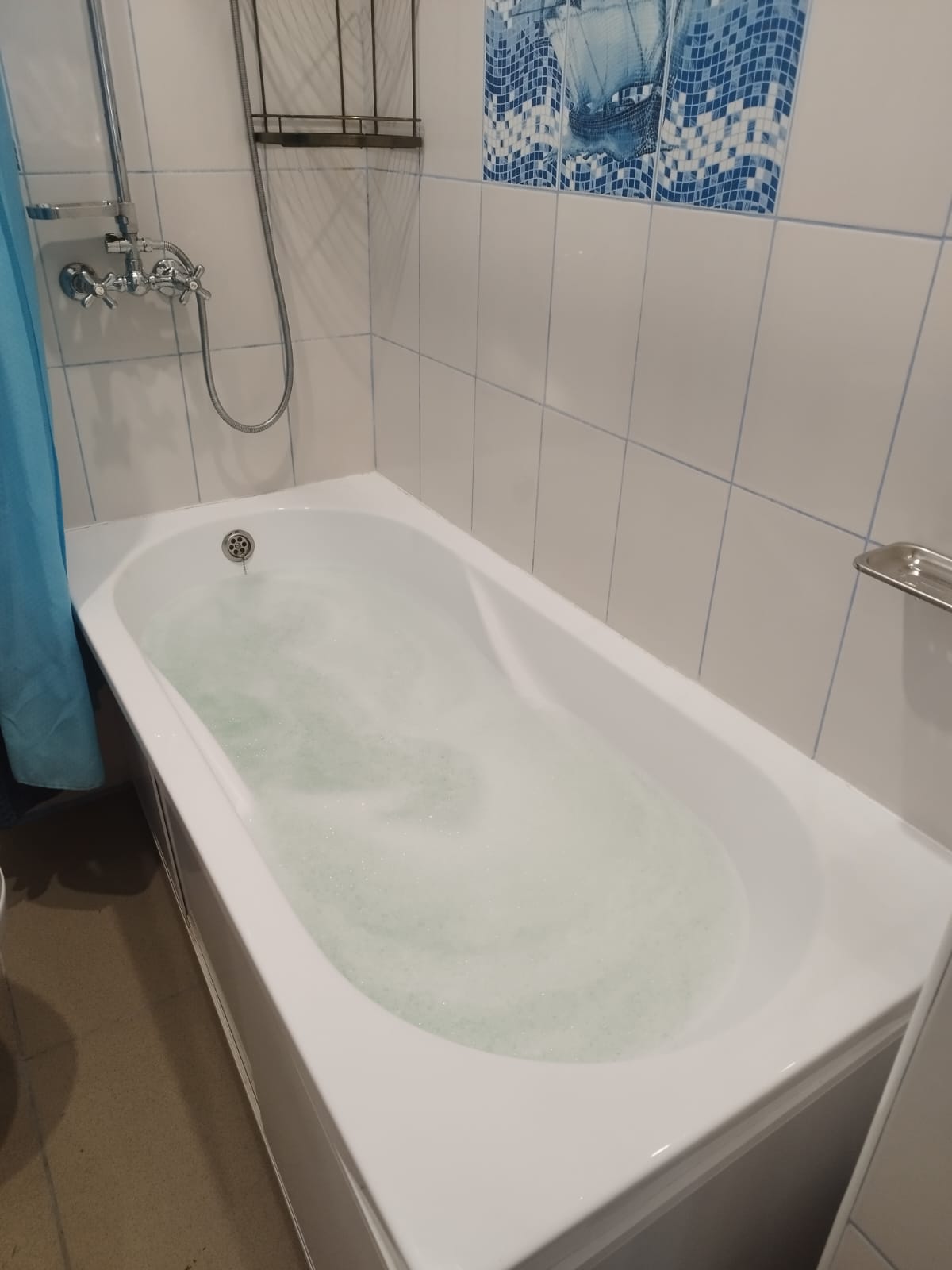 четырёхместный номер с мини кухней, с ванной, душем и санузлом 1.5