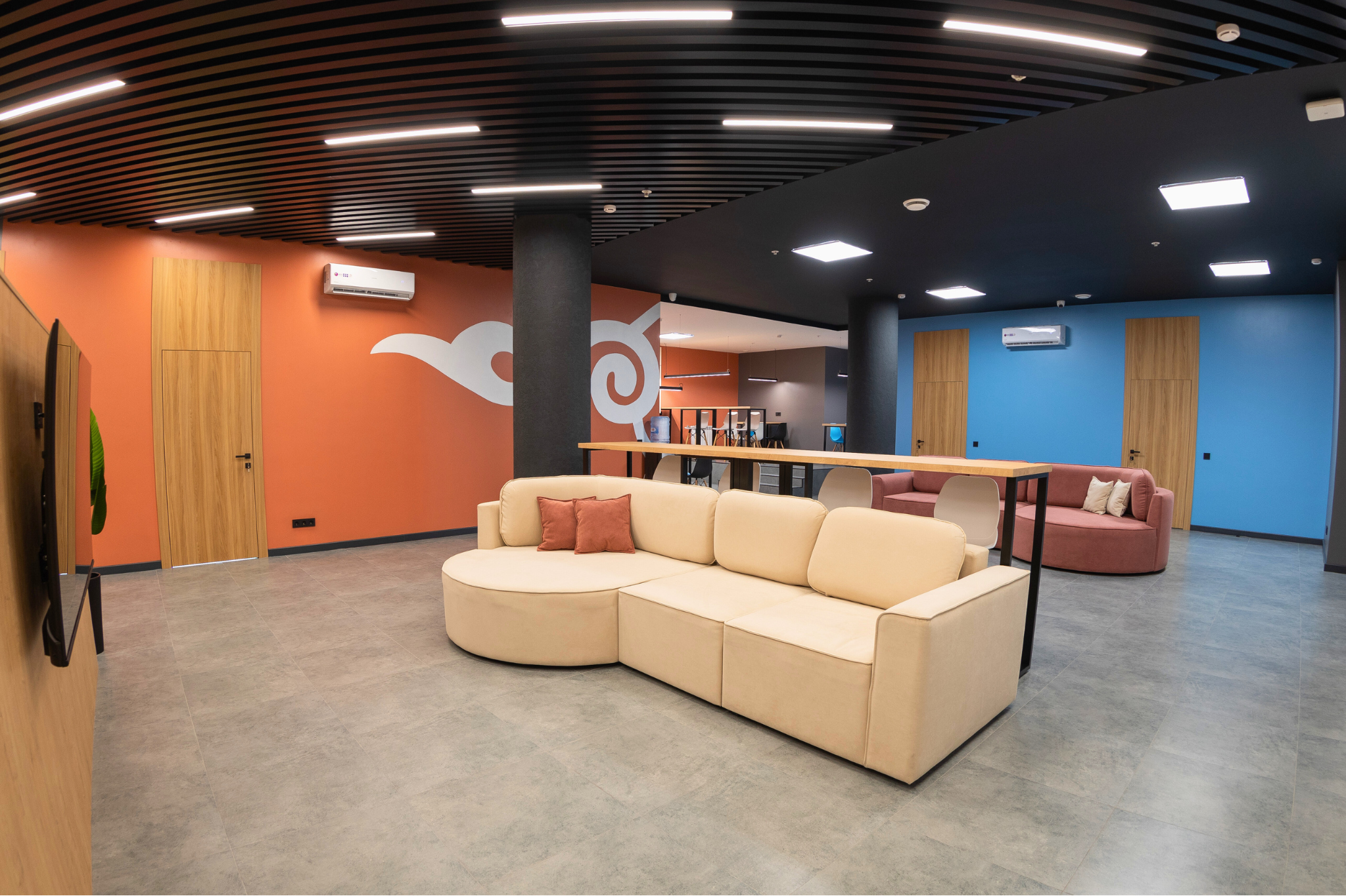 Спальное место на двухъярусной кровати в общем номере для женщин