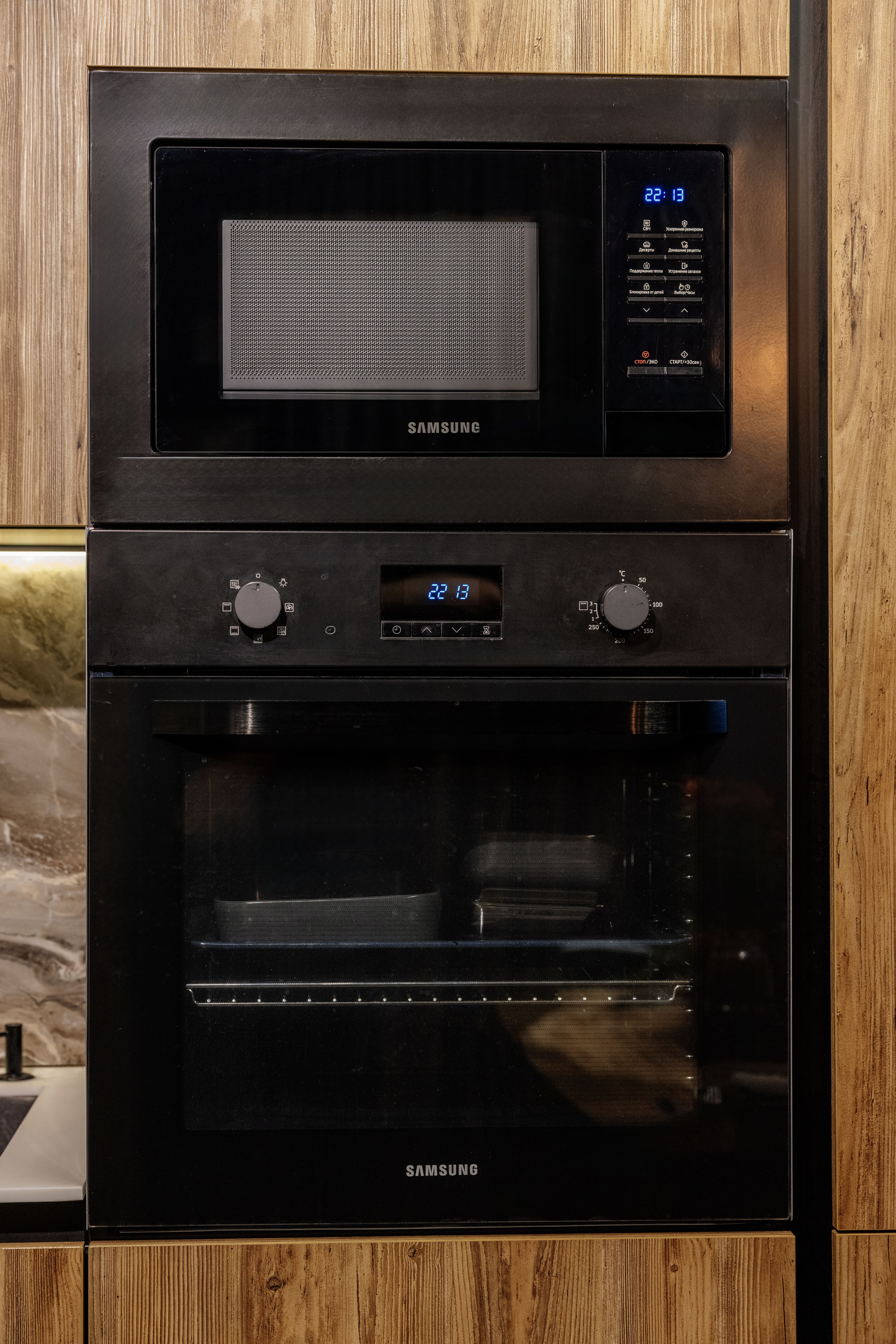 Депозит 5000р. Бронь на 2х чел. вкл. только  кровать.Если 2м гостям надо два раздельных спальных места,доплата 1000 р.3 гостя- вкл. кровать и диван(2 двуспал.одеяла).Доп.одеял нет.