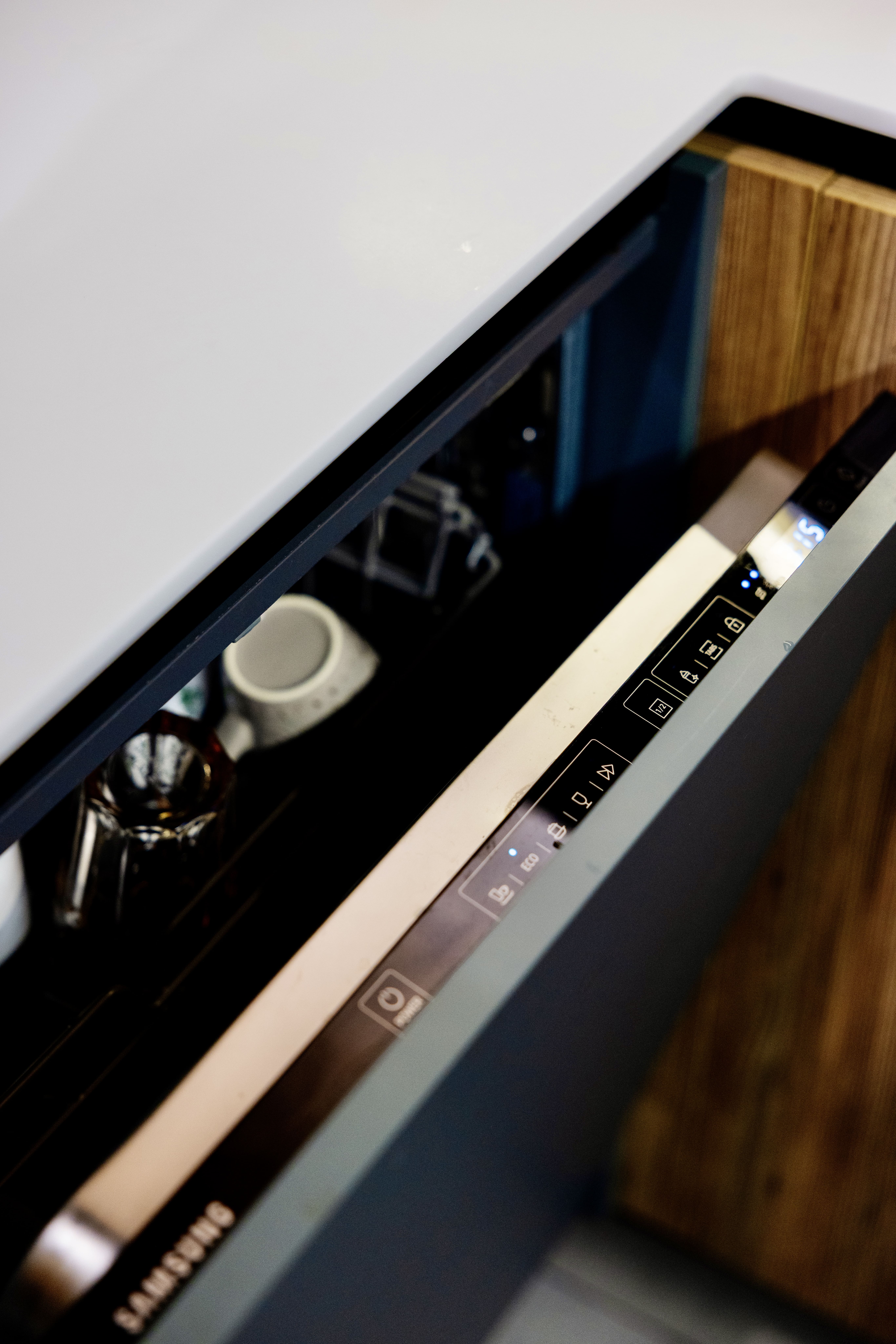 Депозит 5000р. Бронь на 2х чел. вкл. только  кровать.Если 2м гостям надо два раздельных спальных места,доплата 1000 р.3 гостя- вкл. кровать и диван(2 двуспал.одеяла).Доп.одеял нет.