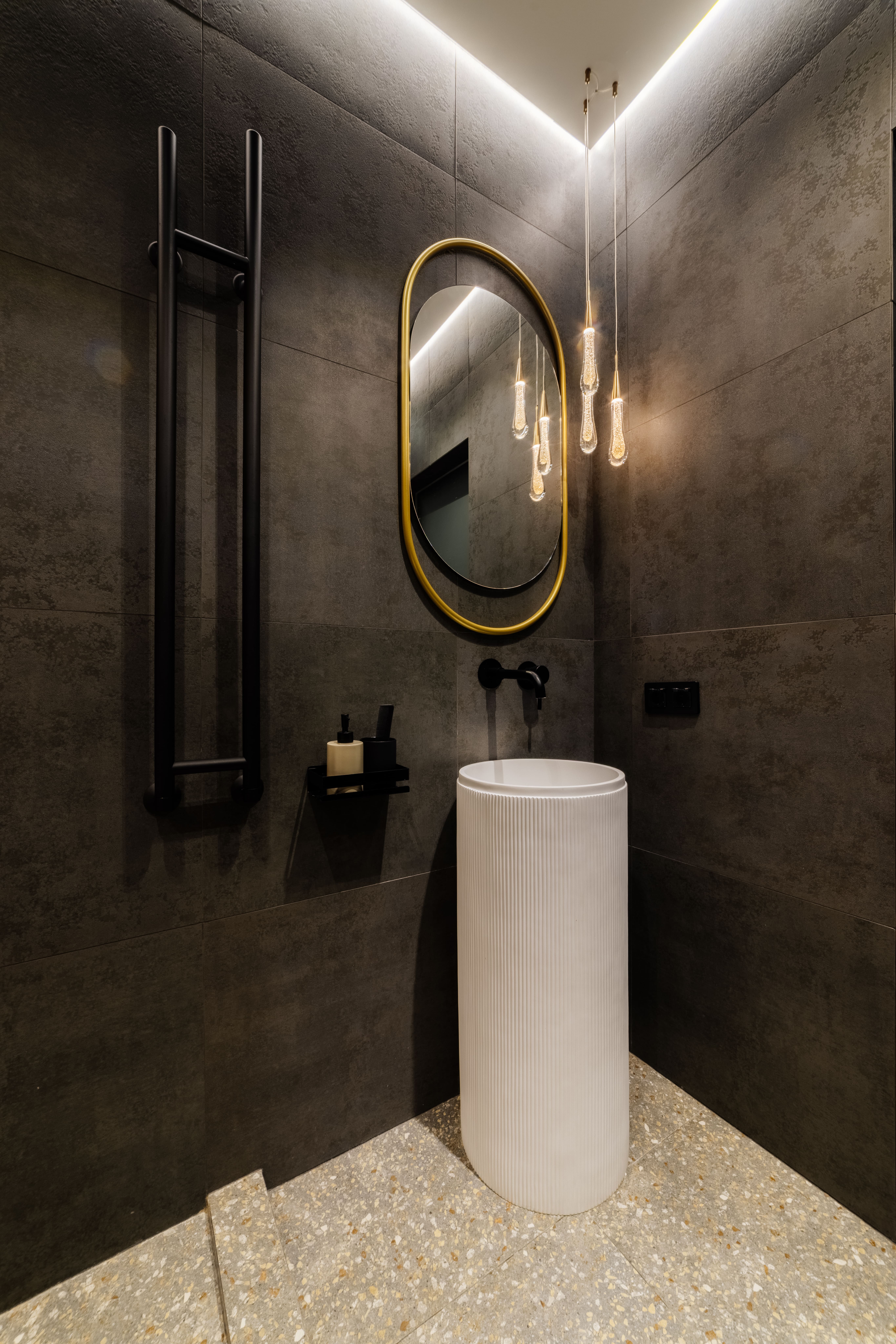 Депозит 5000р. Бронь на 2х чел. вкл. только  кровать.Если 2м гостям надо два раздельных спальных места,доплата 1000 р.3 гостя- вкл. кровать и диван(2 двуспал.одеяла).Доп.одеял нет.