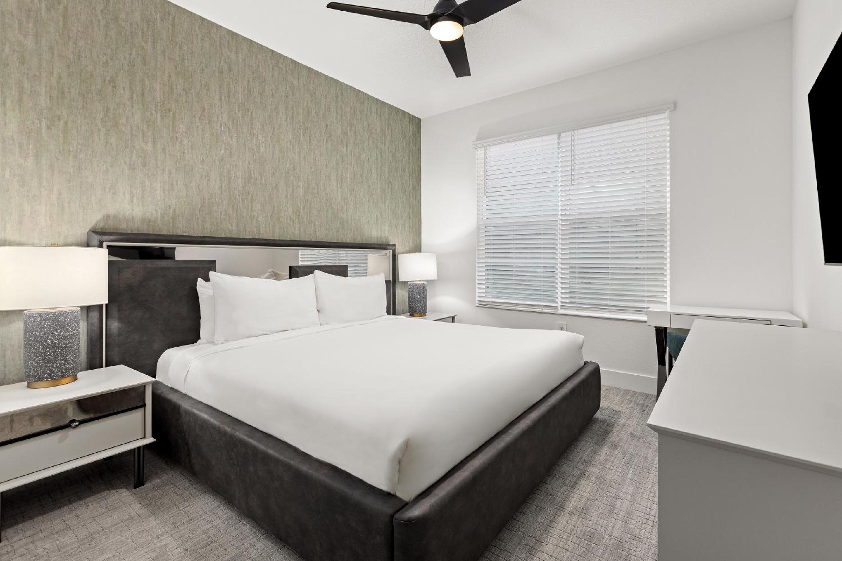 6 Bedroom Estate with Private Pool & Kitchen