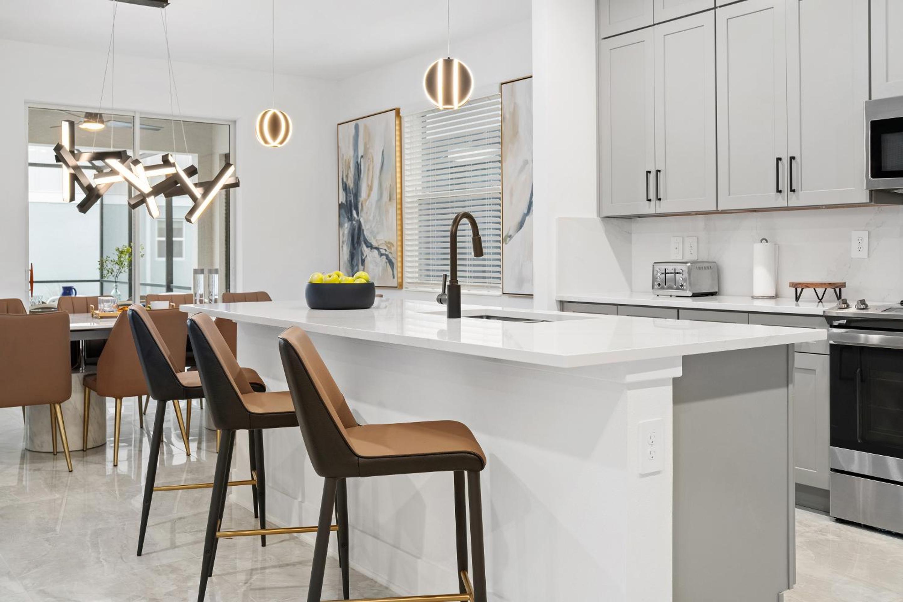 7 Bedroom Estate with Private Pool & Kitchen