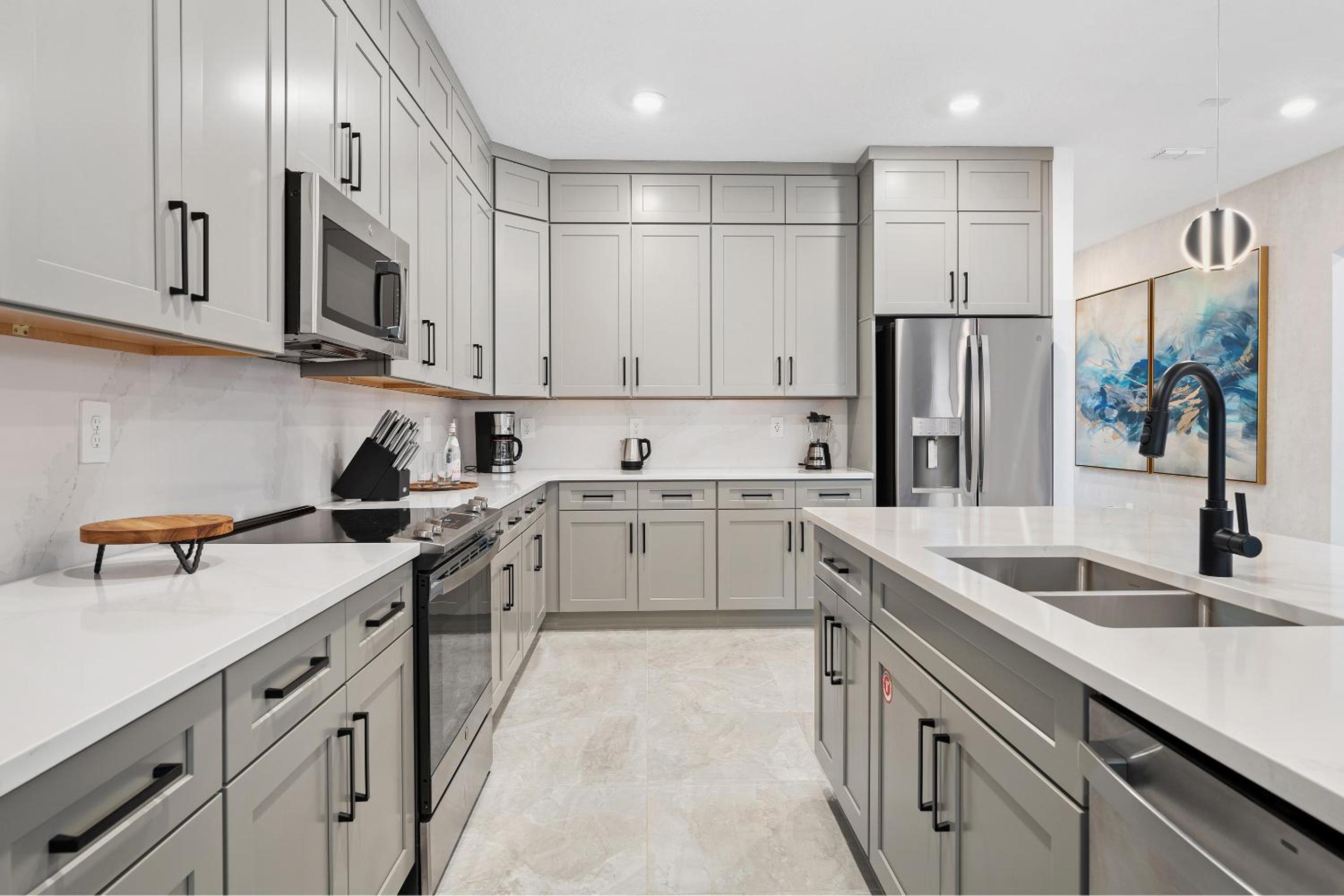 7 Bedroom Estate with Private Pool & Kitchen