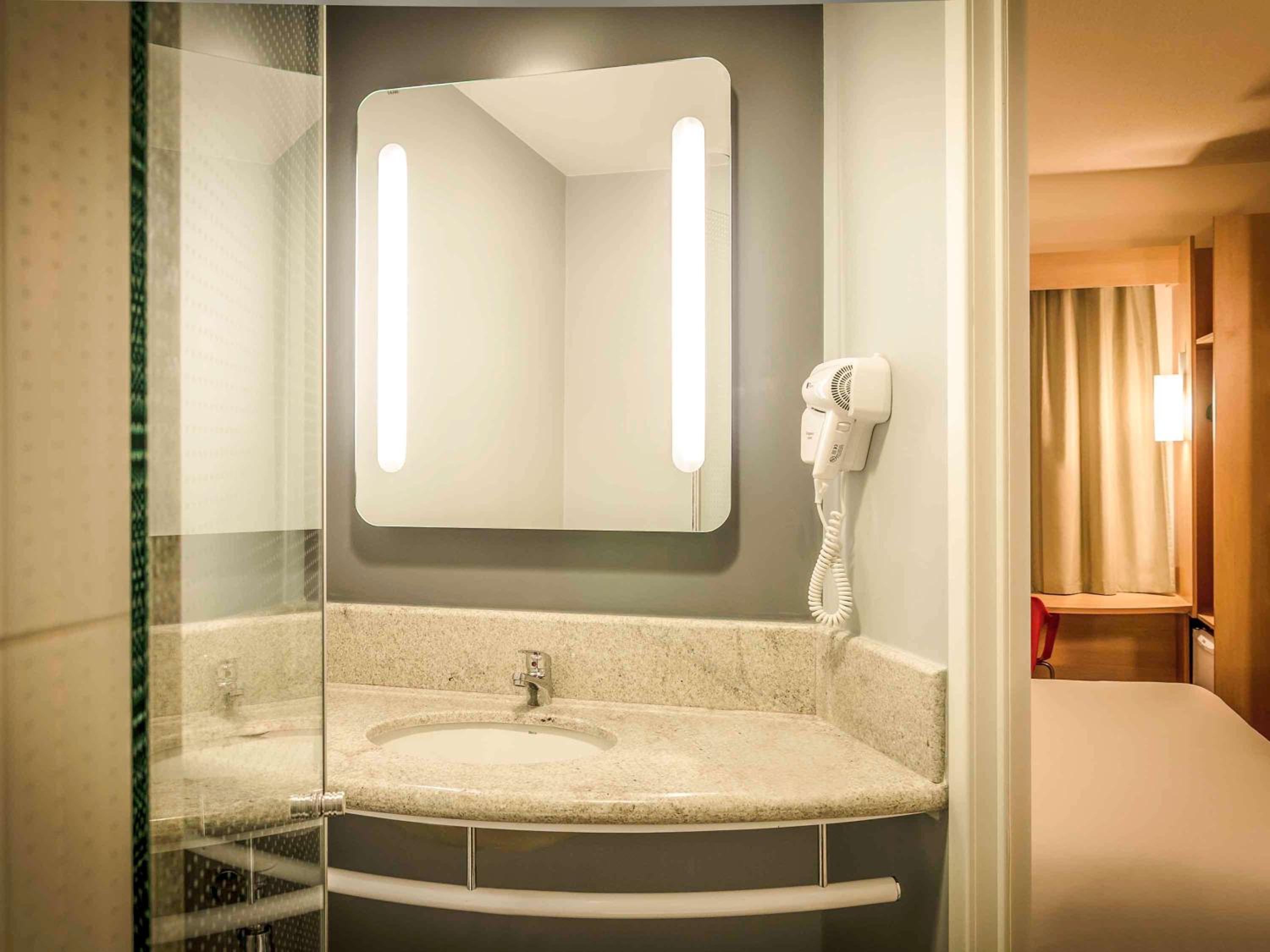 Standard  Room with 1 Double bed and 1 Small bed