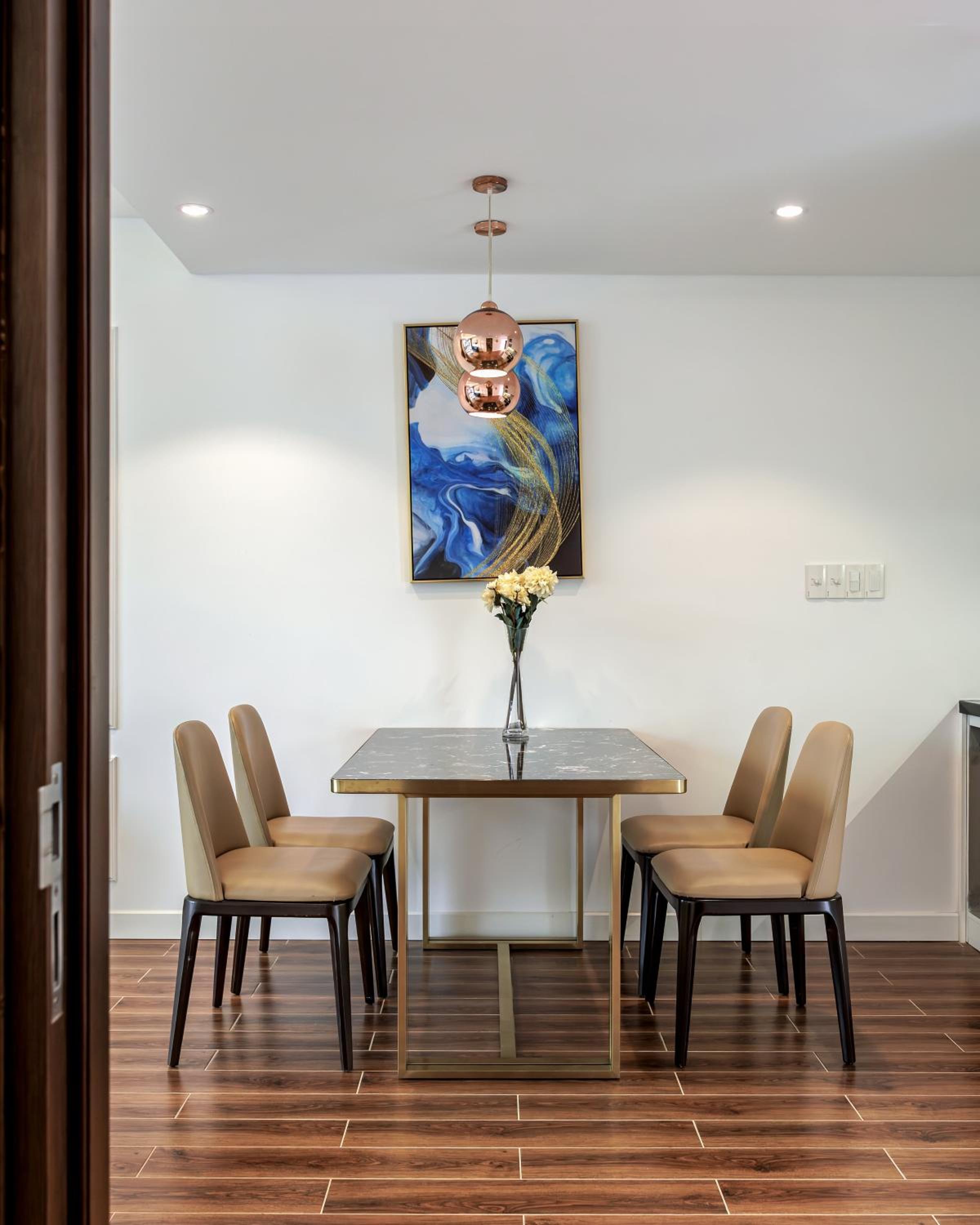 Apartment with Mountain View