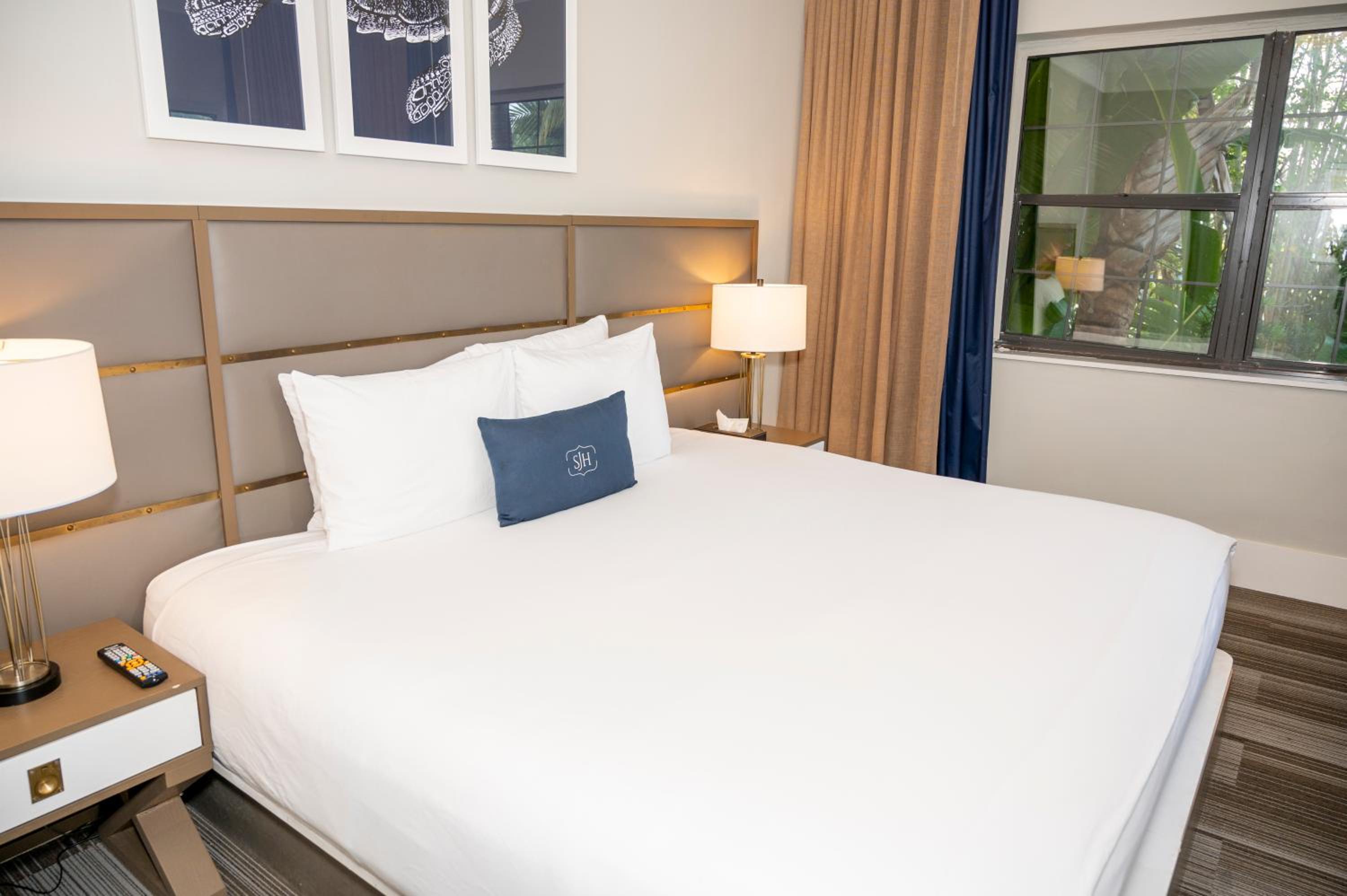 Luxury King Pool View