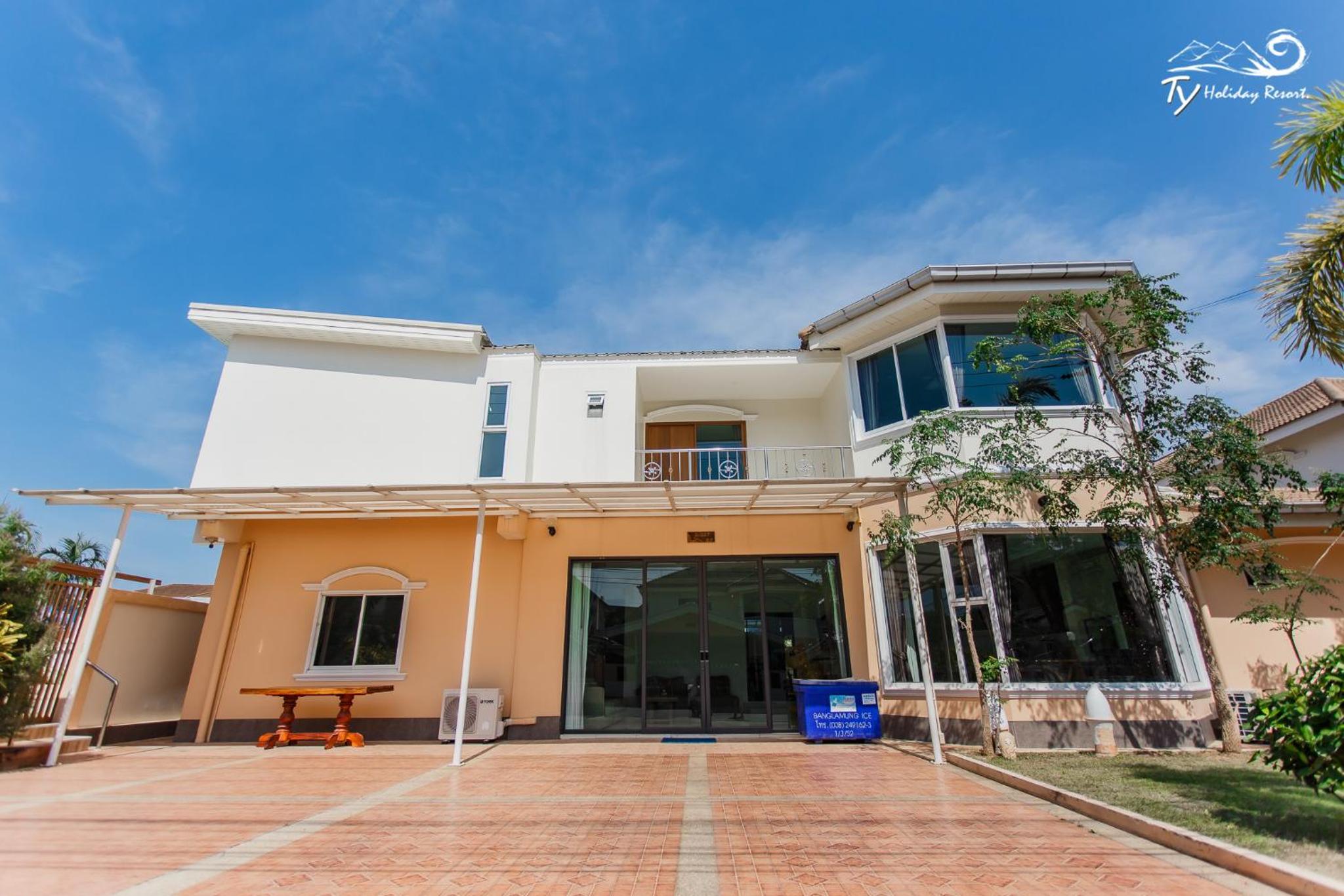 Thirteen-Bedroom Villa with Private Pooll 237