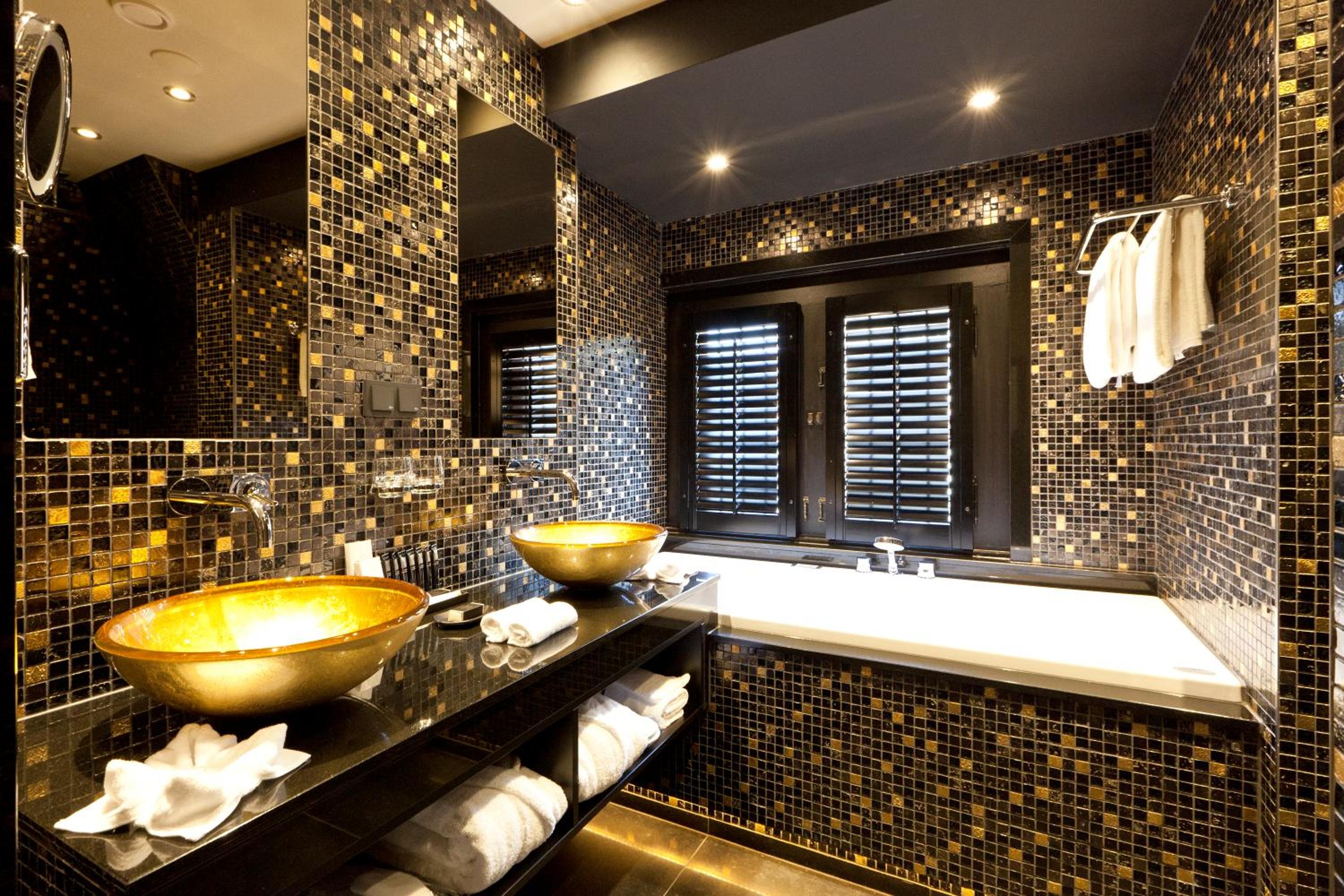 Deluxe Suite With Ensuite Bathroom