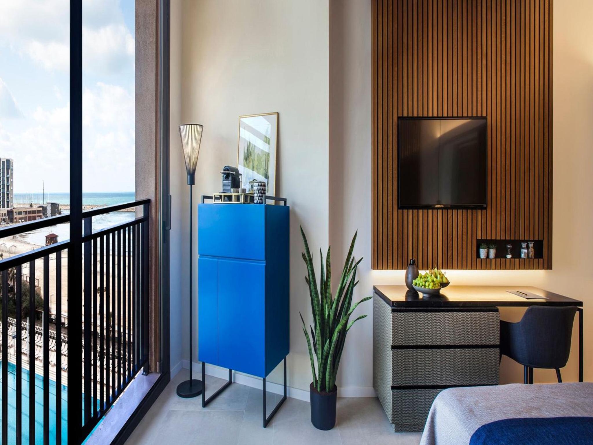 Deluxe Pool View Room