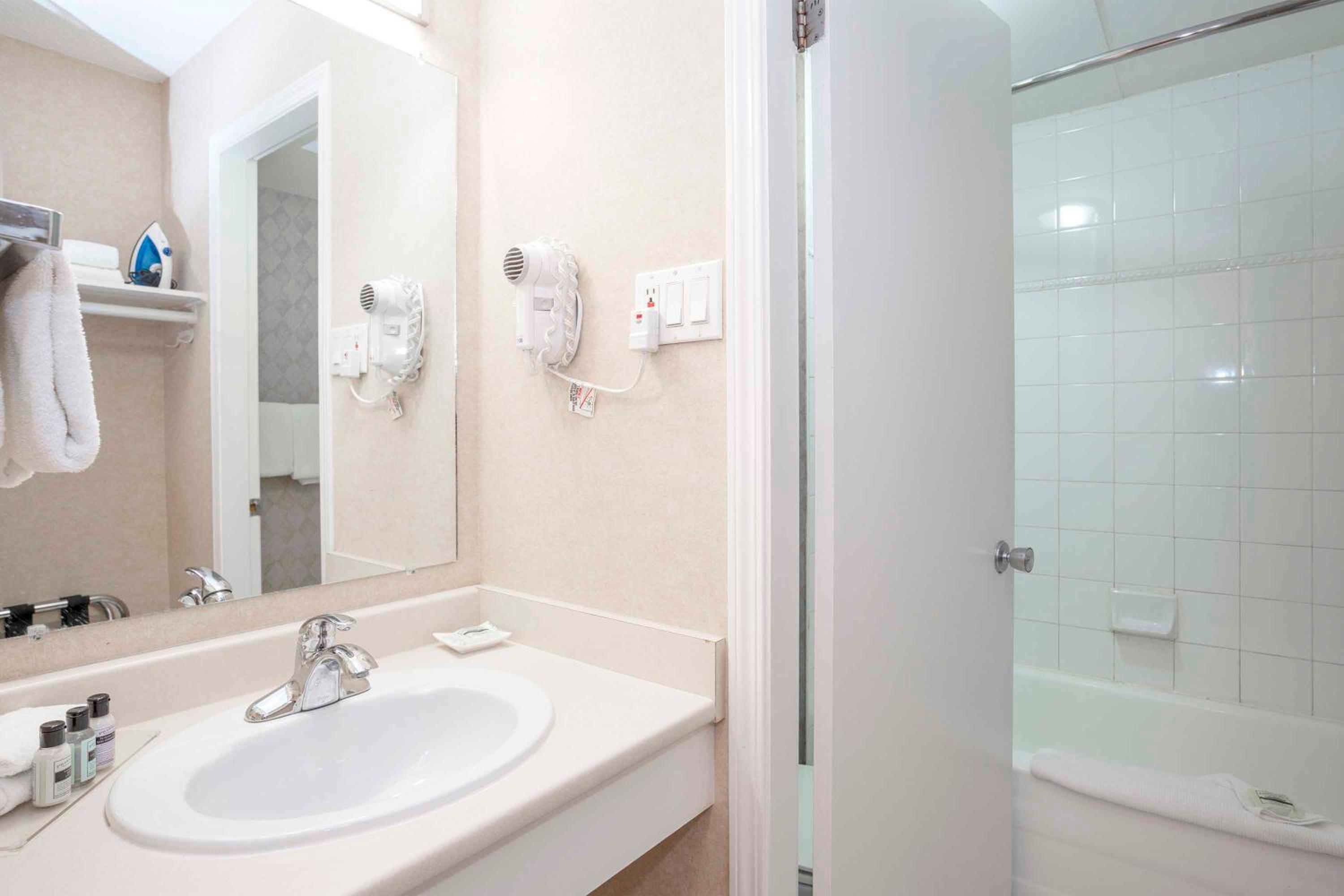 Standard Room, 1 Queen Bed