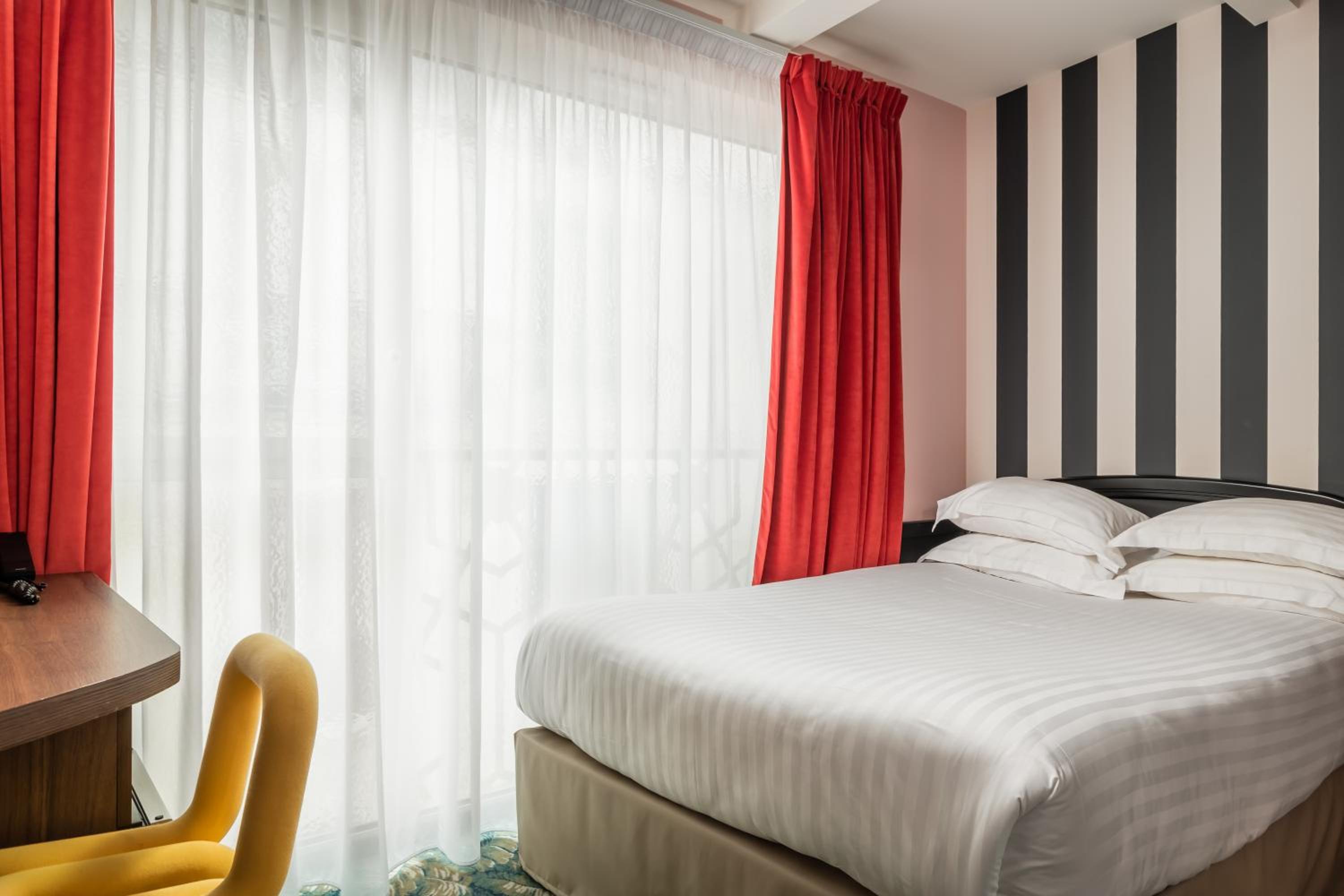 Three Connecting Rooms (5 people)