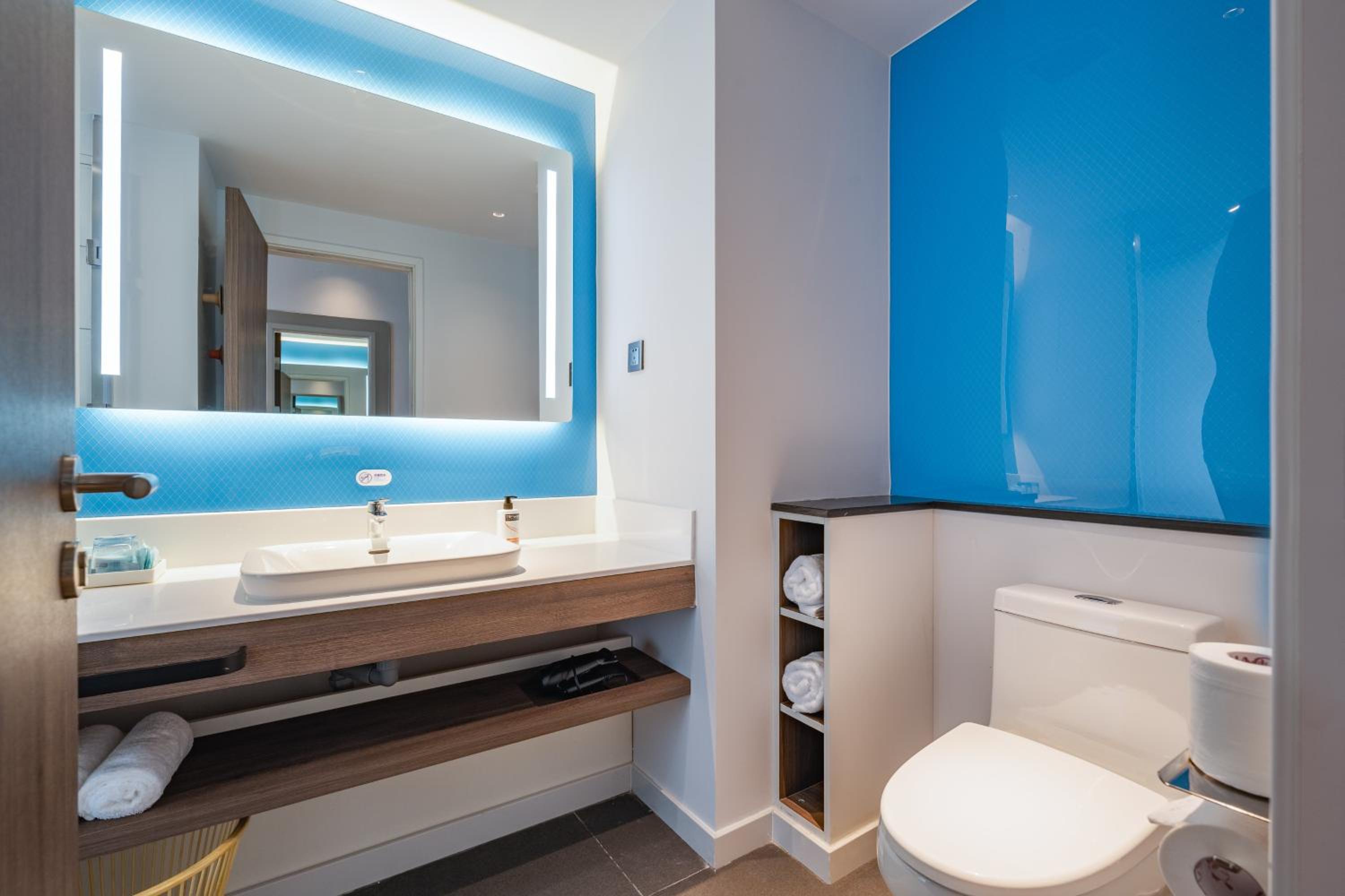 Large Standard King Room with Sea View