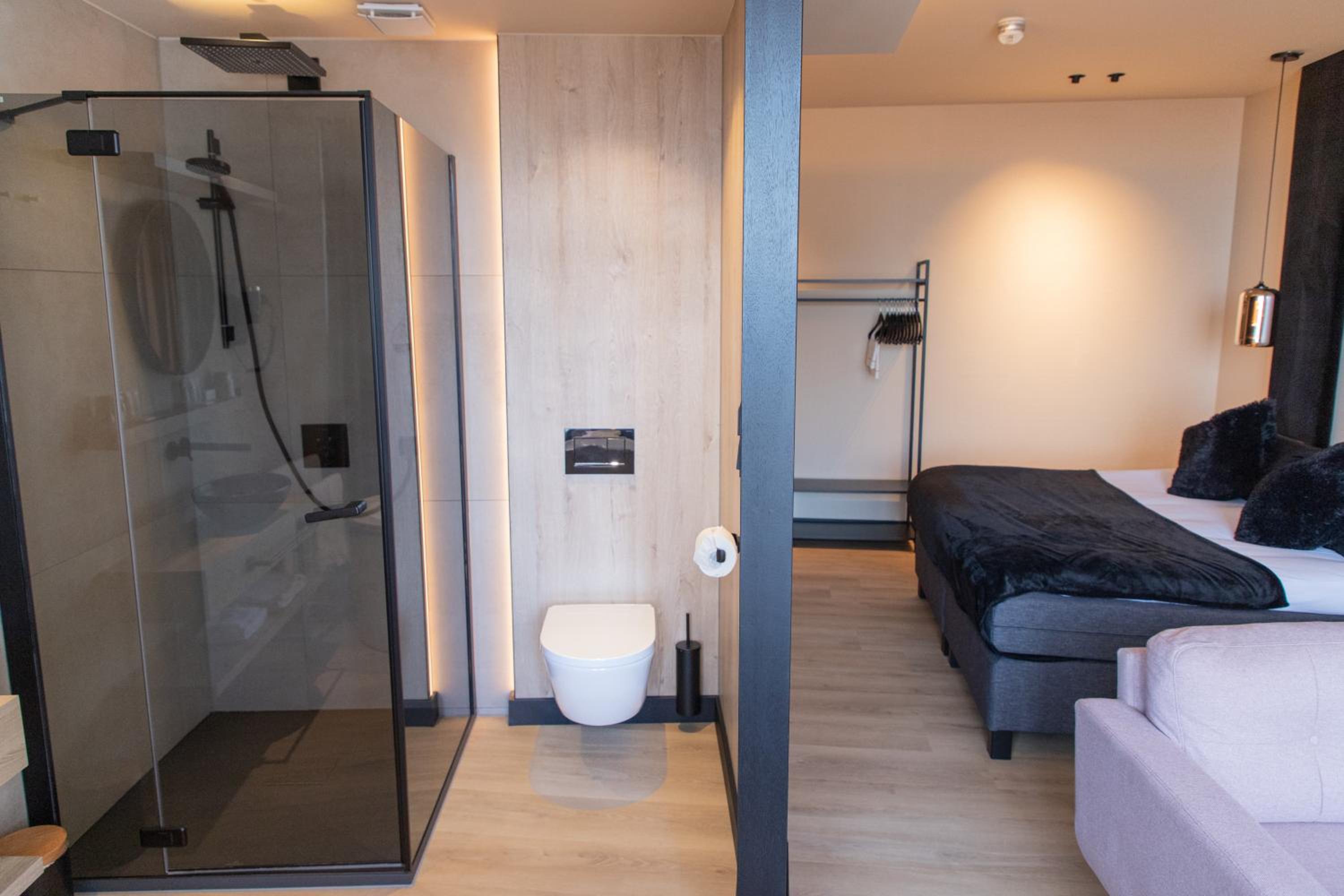 Comfort Room With Bathtub