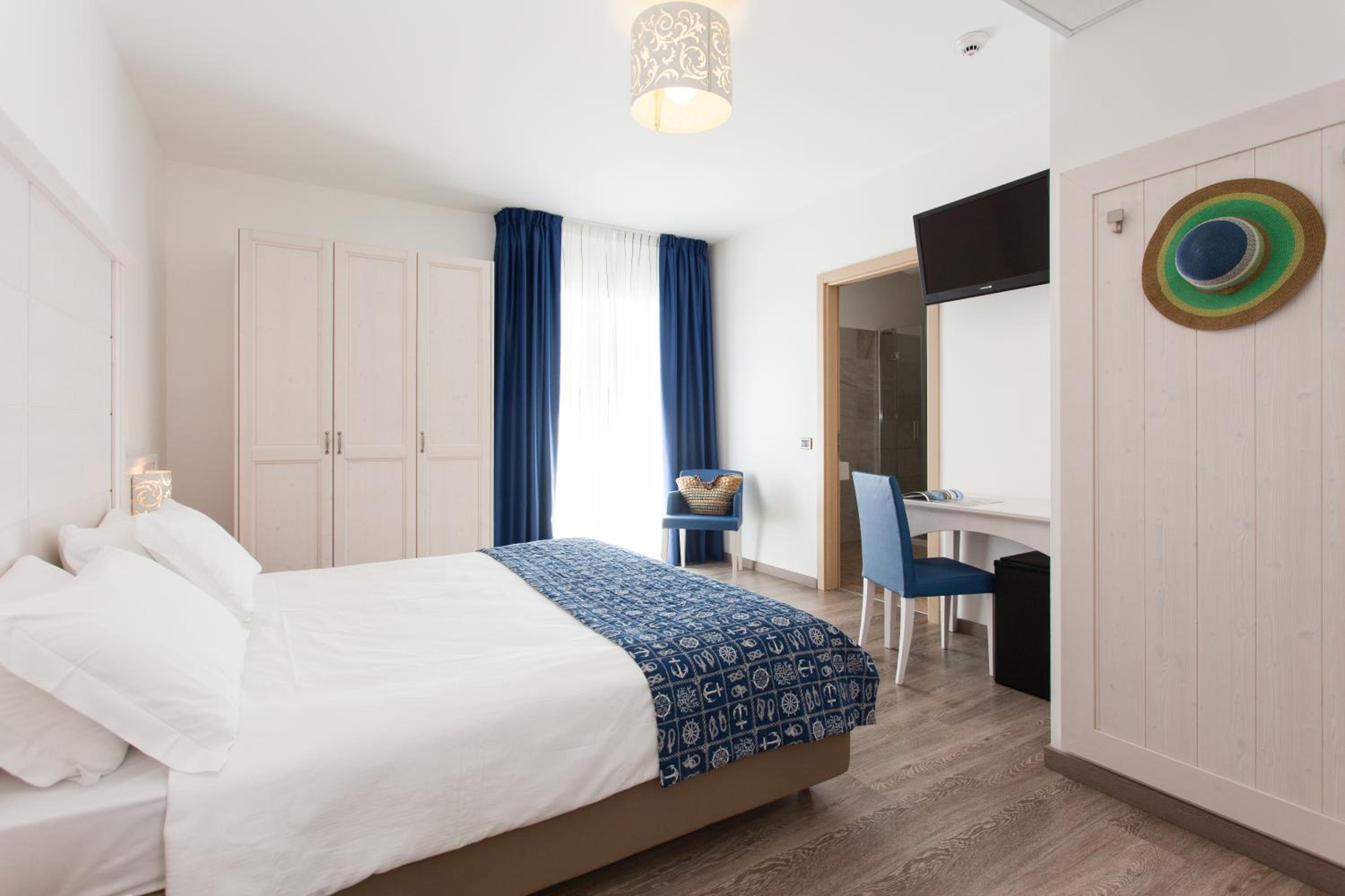 Comfort Double or Twin Room with Lateral Sea View