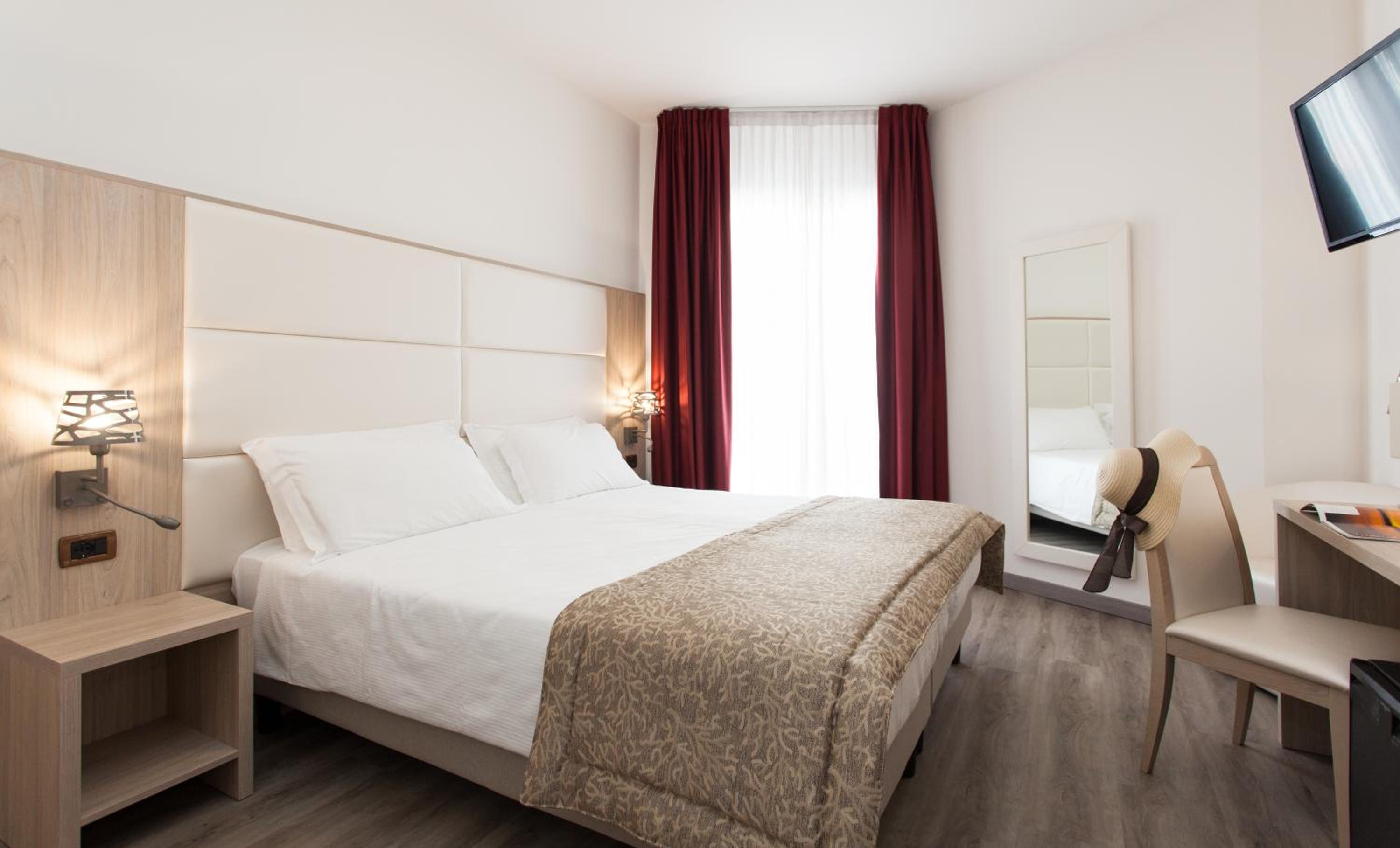 Double or Twin Room with Lateral Sea View