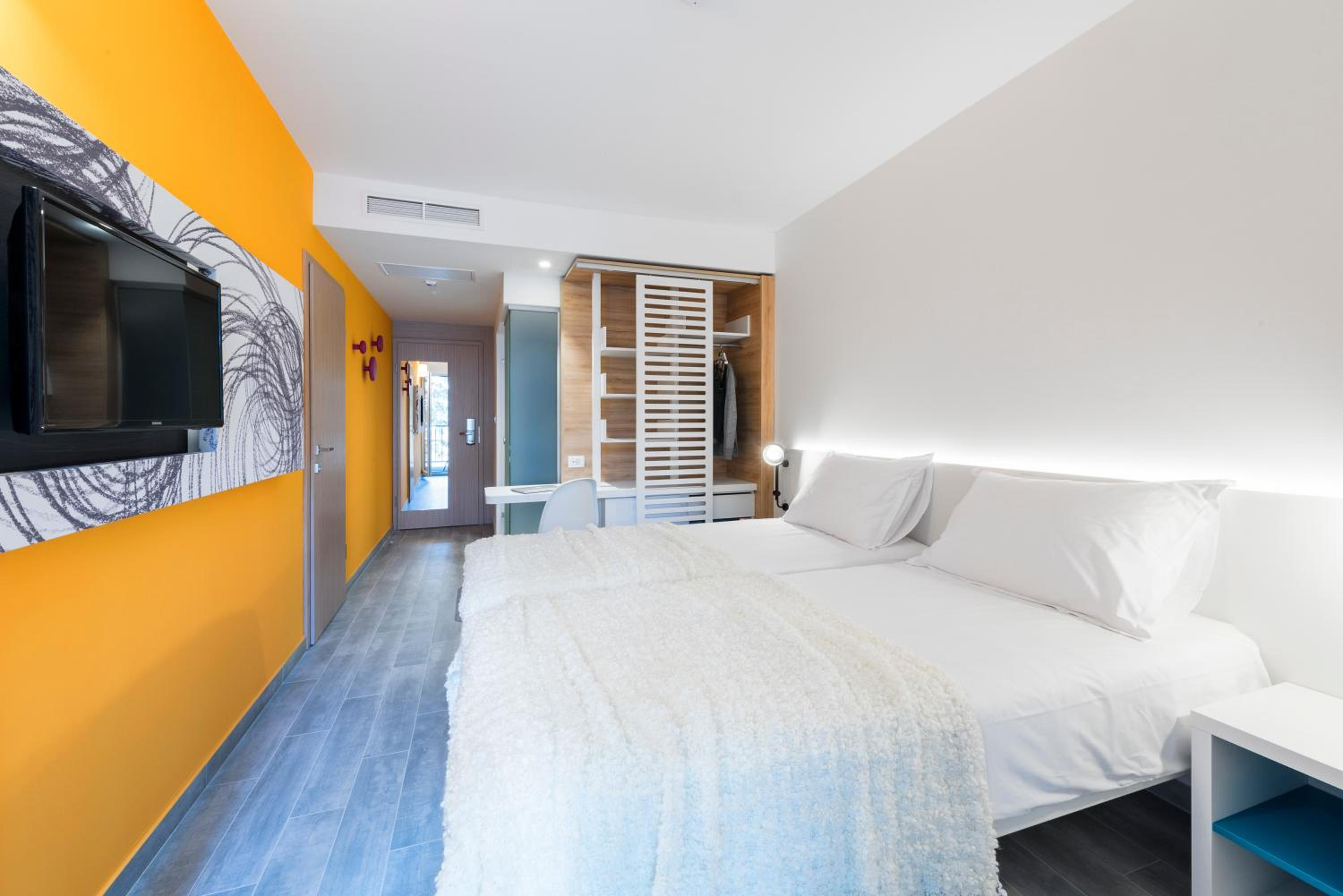 Double Room with Balcony and Park View
