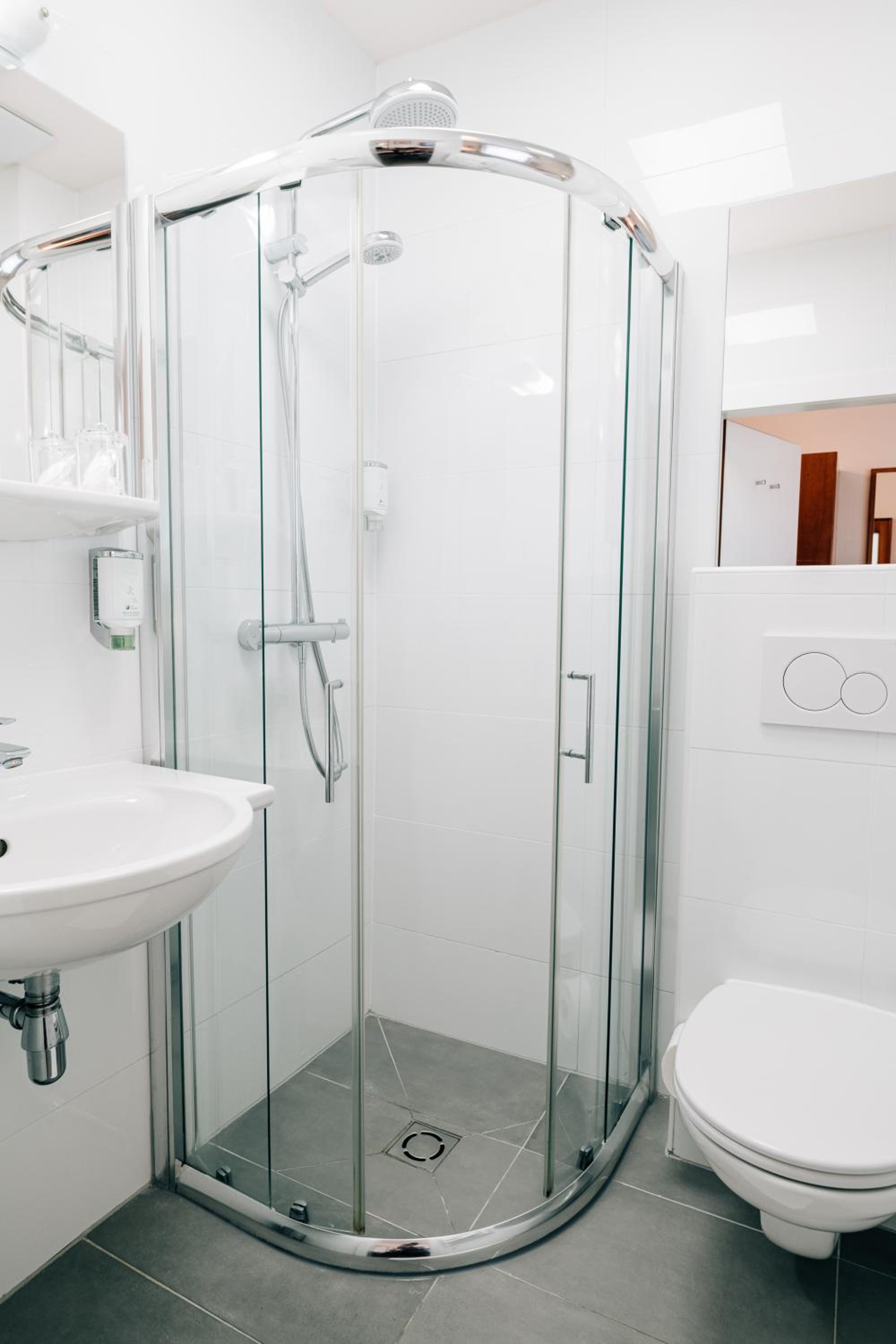 Family Room (2 Adults + 2 Children)