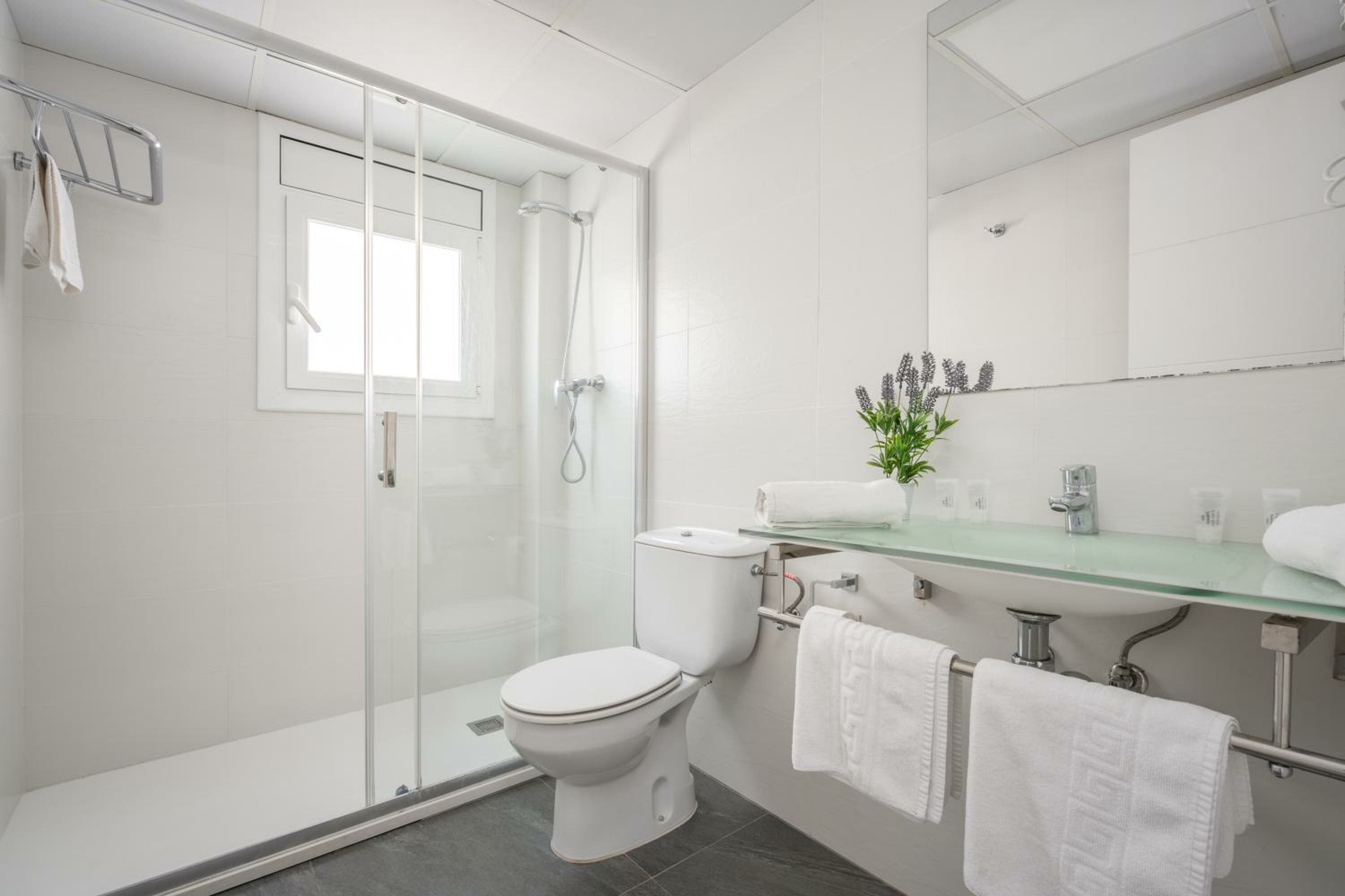 Family Room (2 Adults + 2 Children)