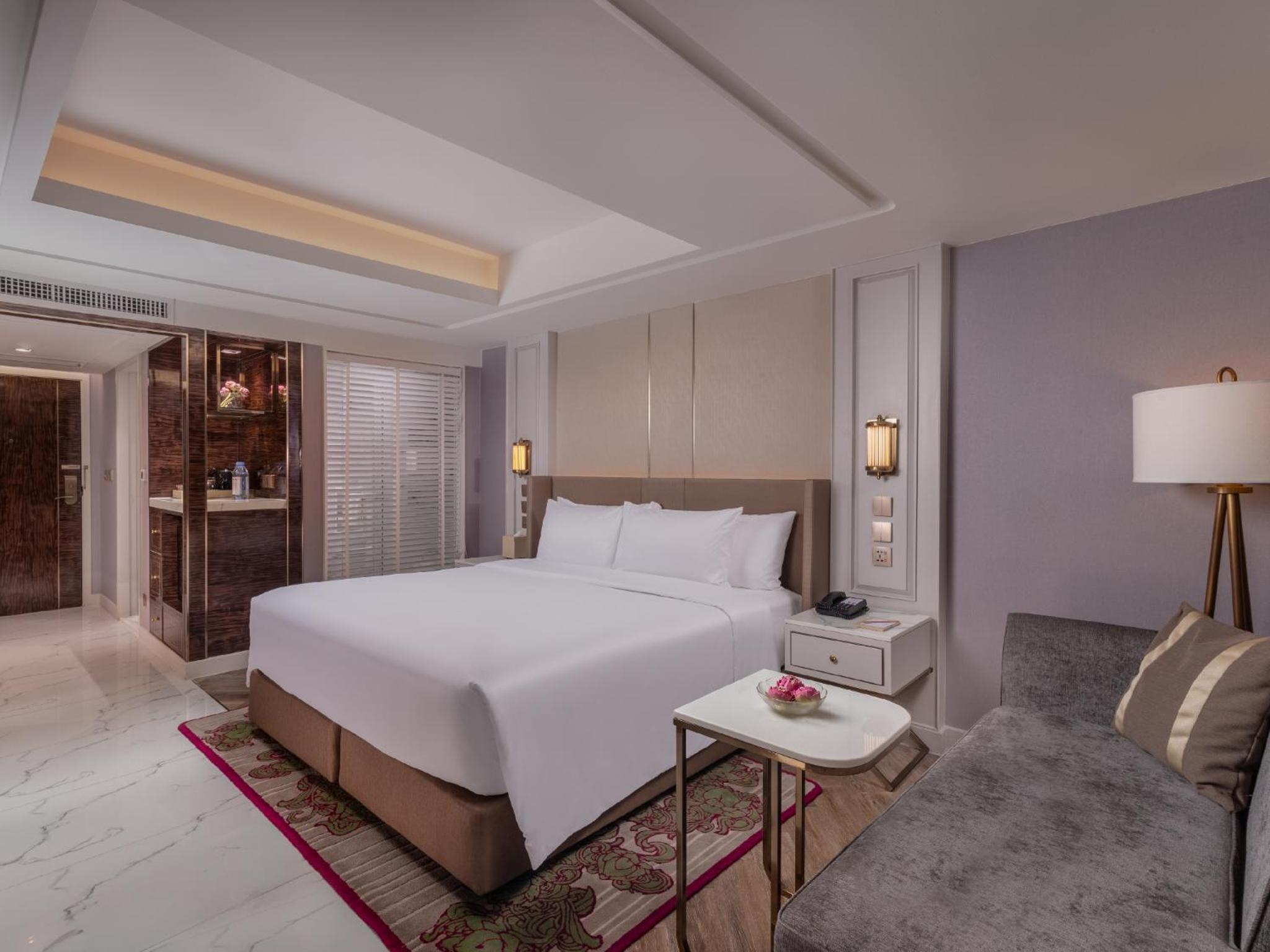 Premier King room with City View