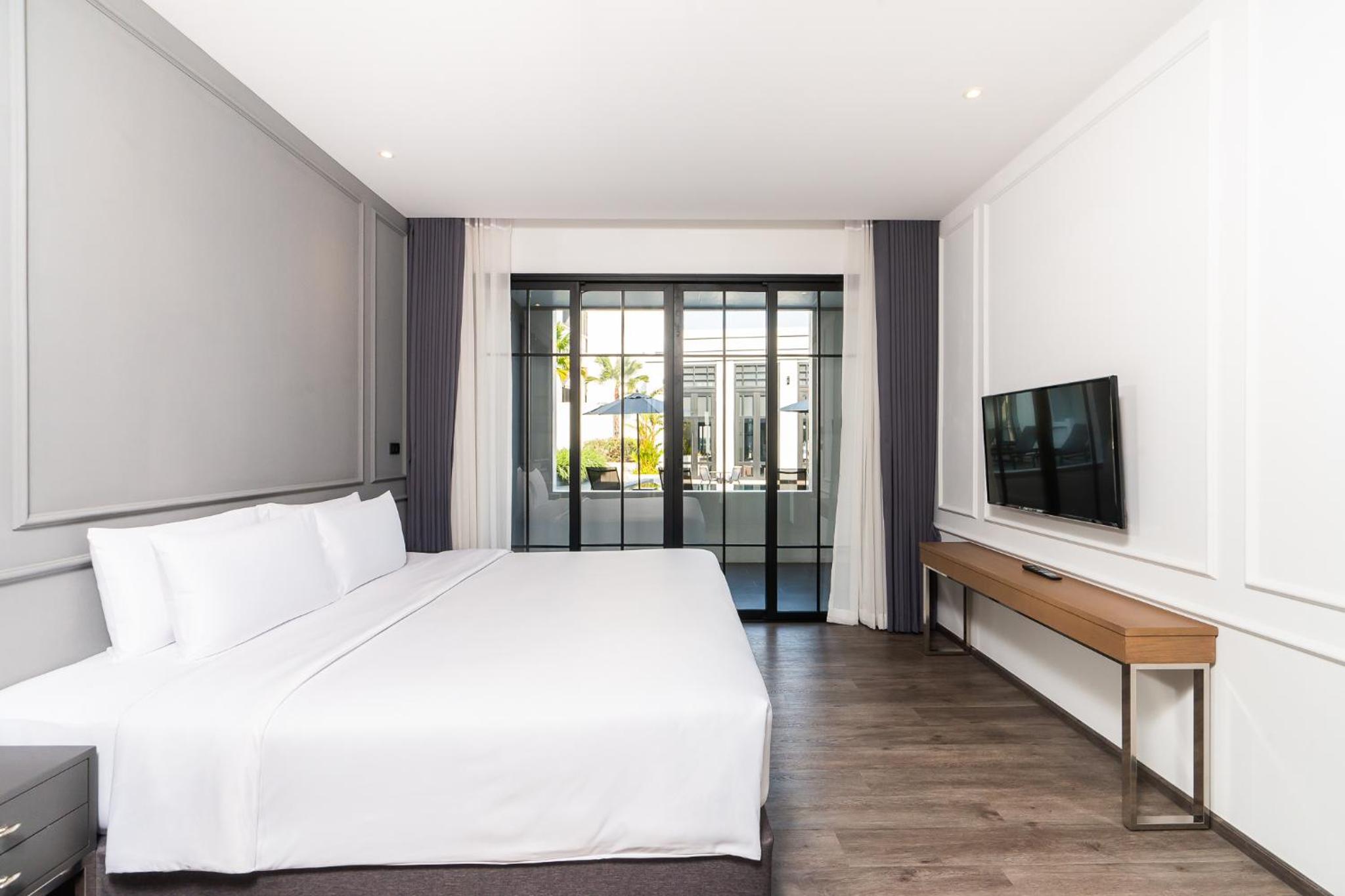 One-Bedroom Suite with Pool Access