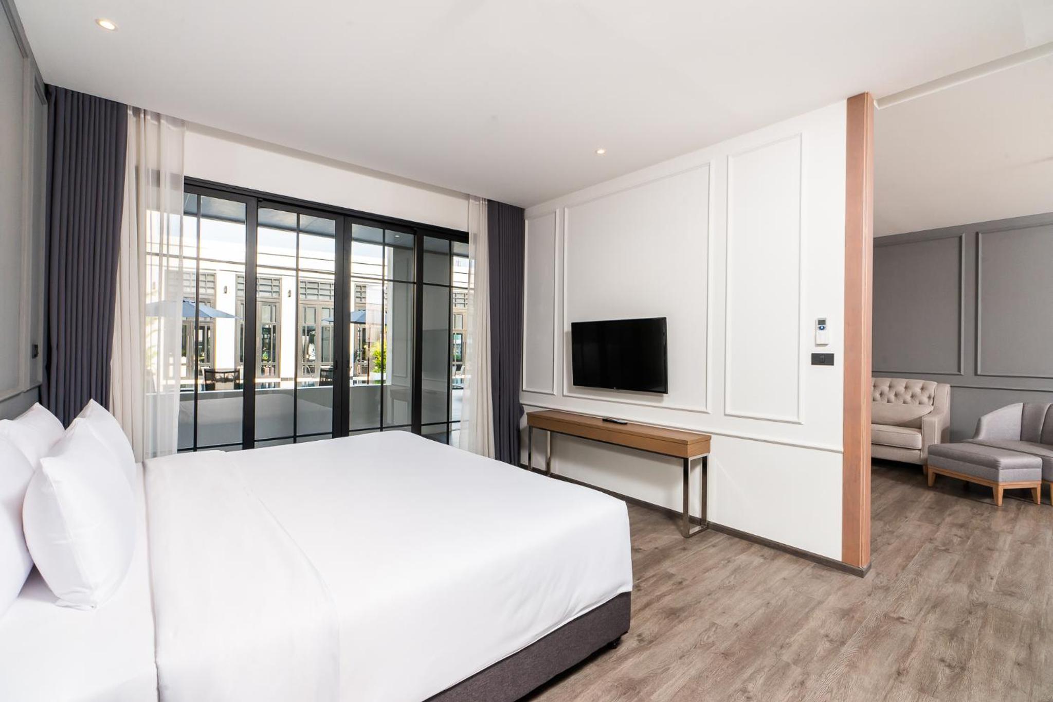 One-Bedroom Suite with Pool Access