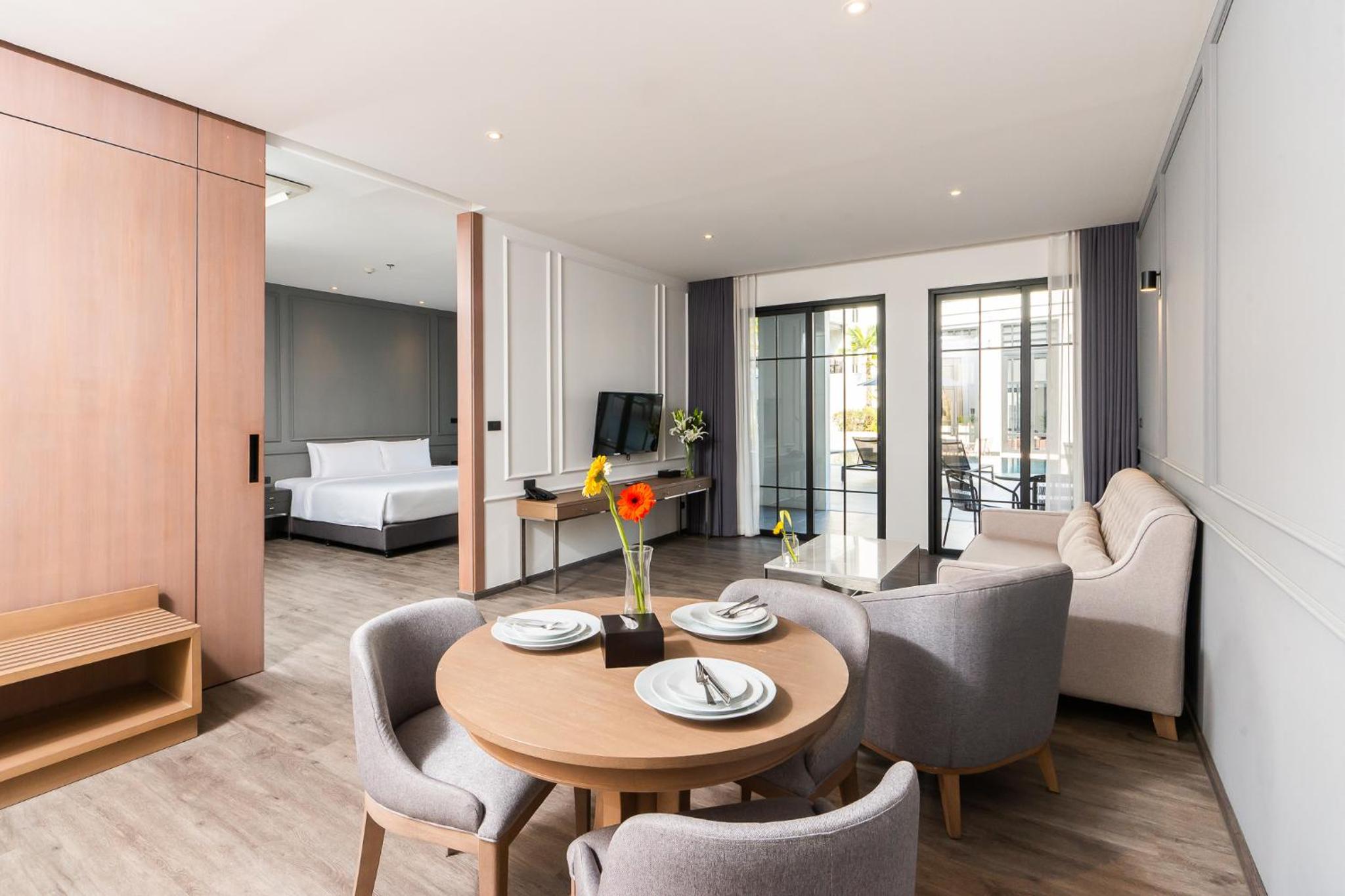 One-Bedroom Suite with Pool Access